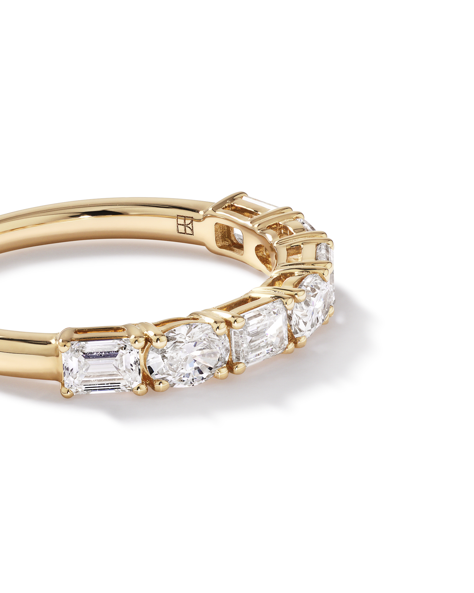 Alliance en or jaune 14 carats, sertie d'une émeraude de 1,05 carat et d'un diamant de synthèse taille ovale, taille émeraude