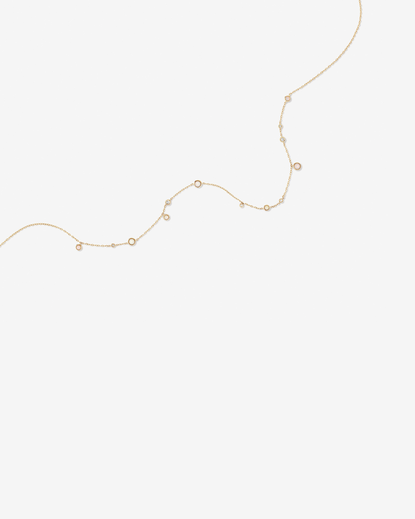 Collier en or jaune 10 K à opales et à diamants totalisant 0,15 ct