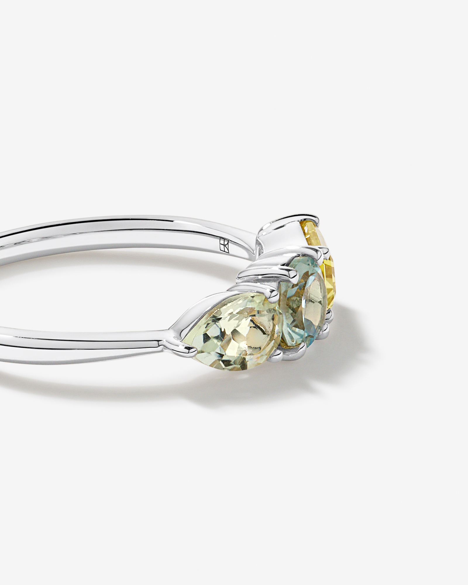 Anneau multi-gemmes en améthyste verte, topaze bleu ciel et quartz citron or blanc 10 carats
