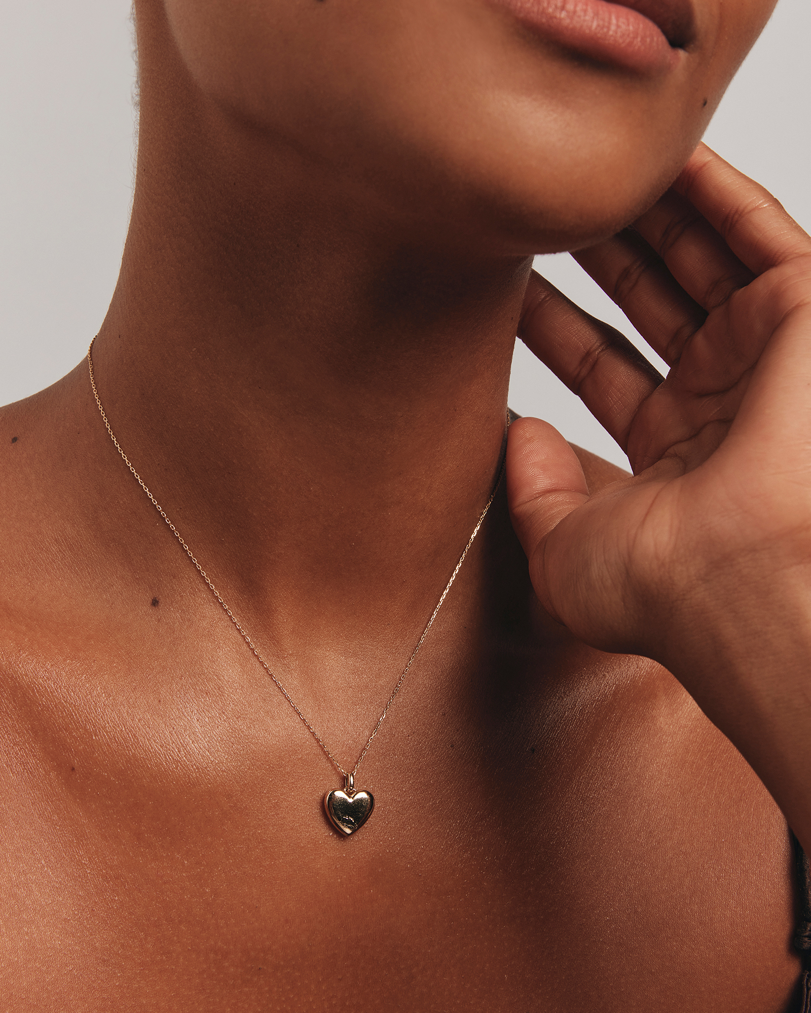 Médaillon en forme de cœur orné de diamants en or jaune 10kt