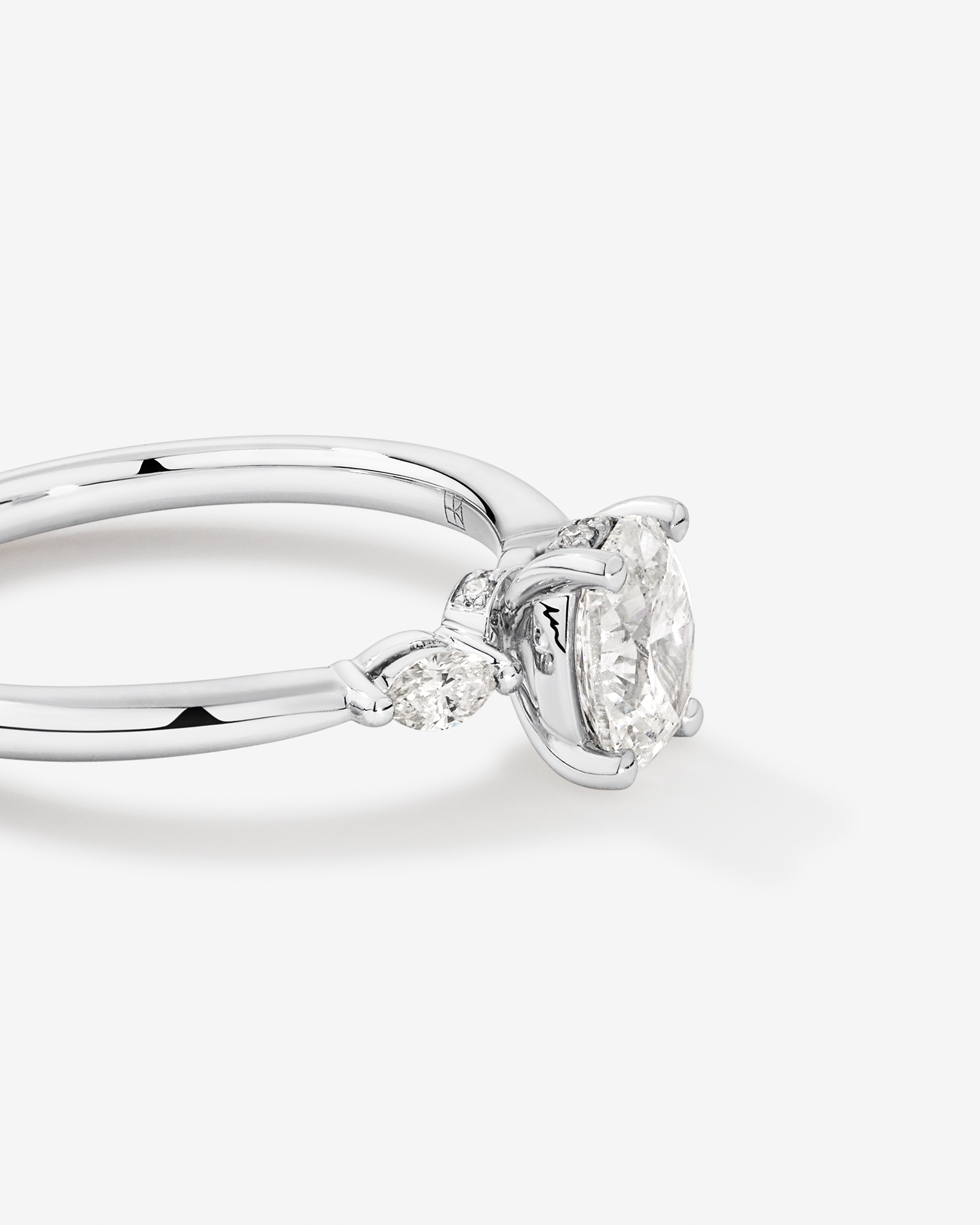 0,77 Carat Poids Total Bague De Fiançailles Trois Pierres Coupe Ovale Et Marquise Avec Halo Caché, En Platine