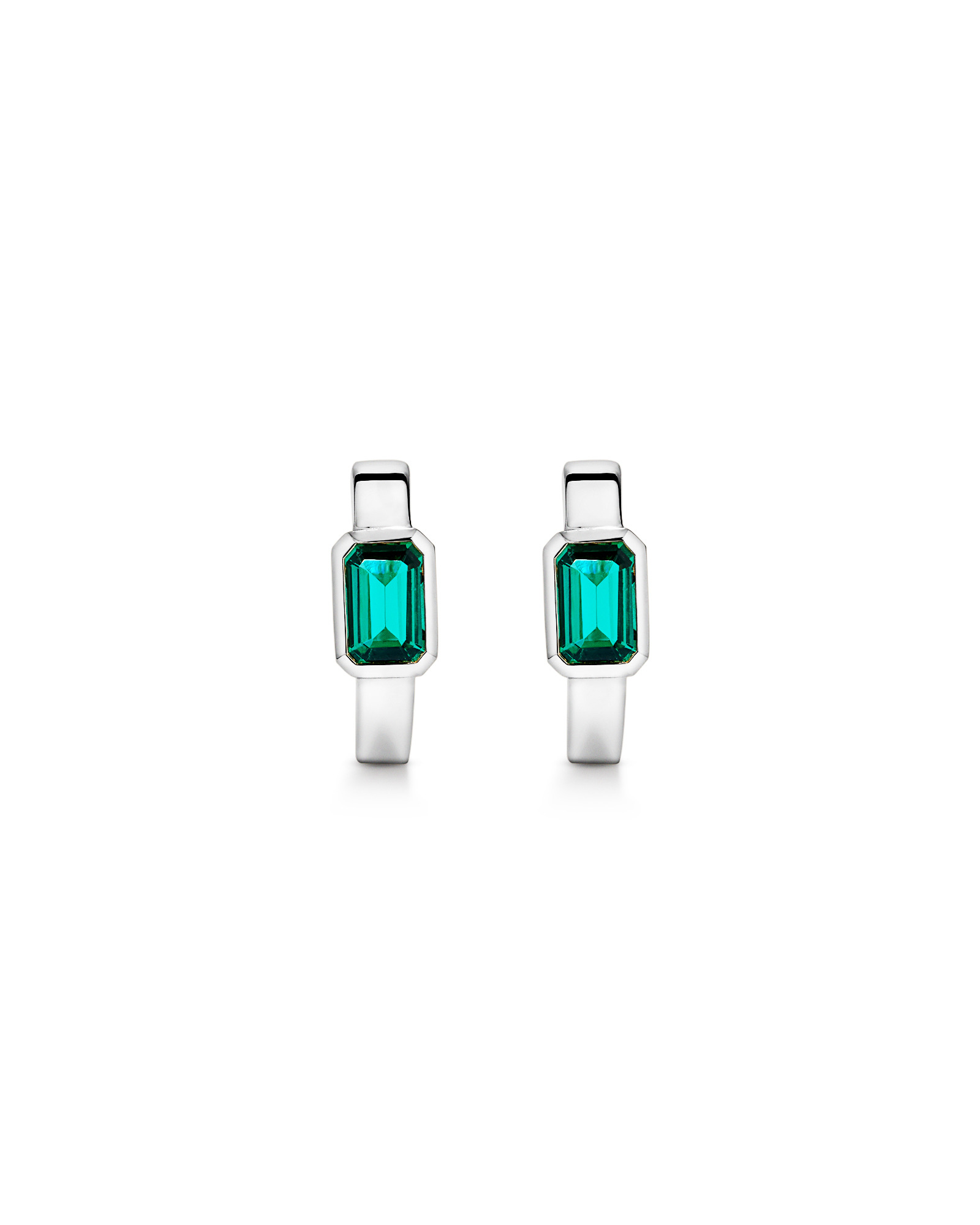 Création des boucles d’oreilles Huggie en lunette émeraude en or blanc 10 carats