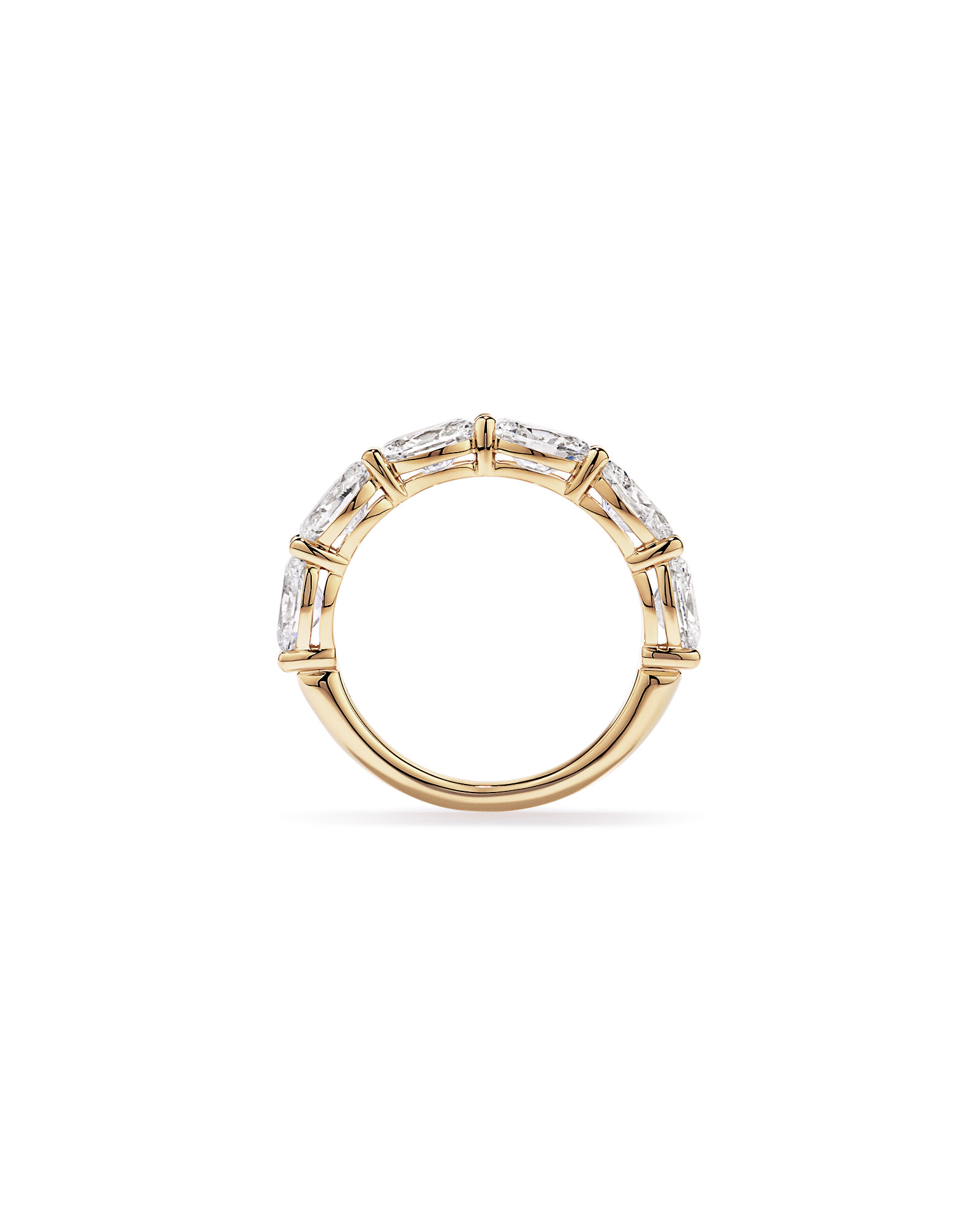 Alliance en or jaune 14 carats sertie d'un diamant ovale de synthèse 3,00