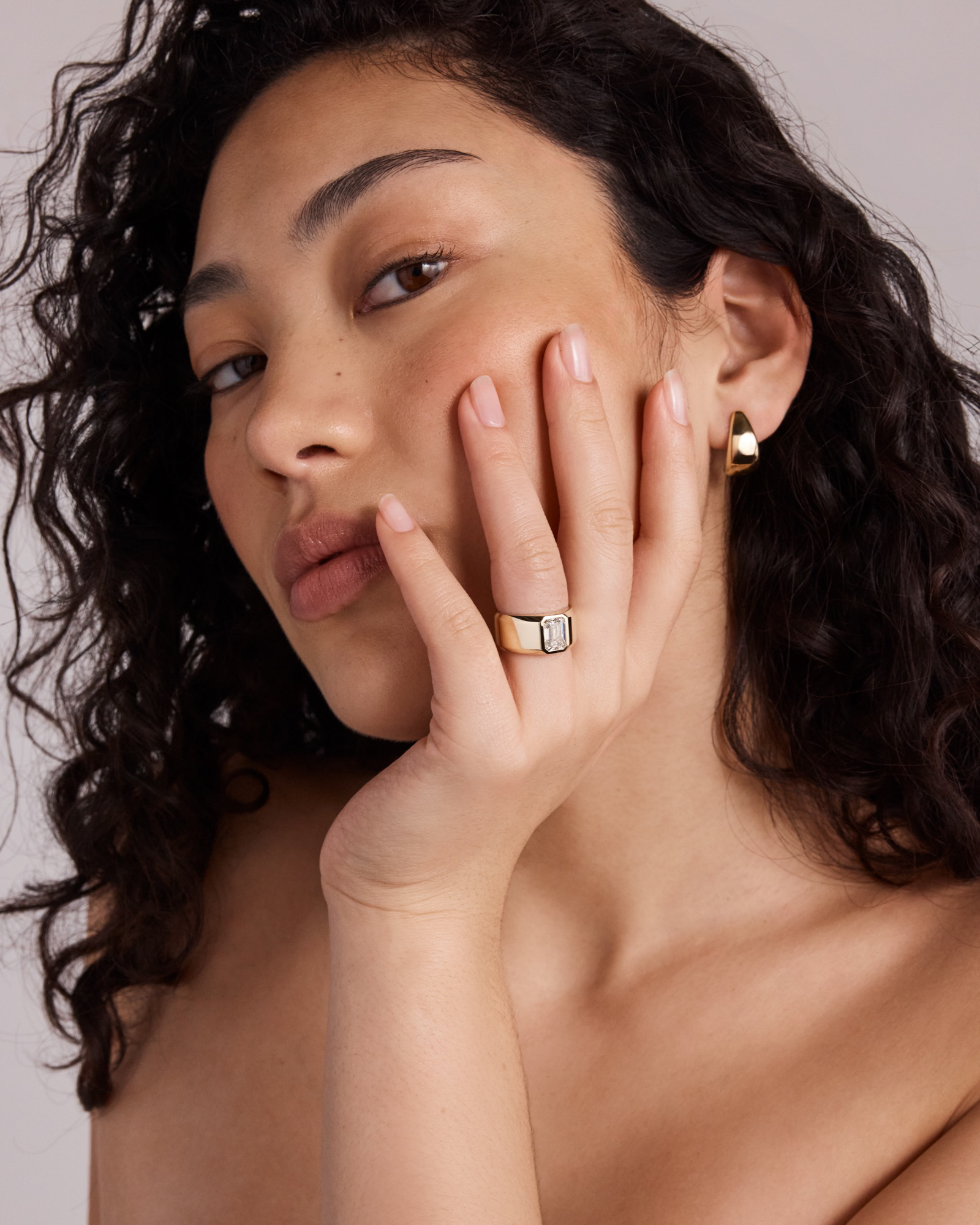 Bague cigare moderne en or jaune 14 carats, sertie d'un diamant de 2,00 carats taille émeraude cultivé en laboratoire