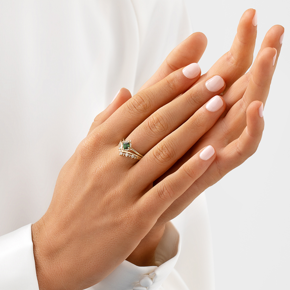 Bague en or jaune 10 K à tourmaline verte et à diamants