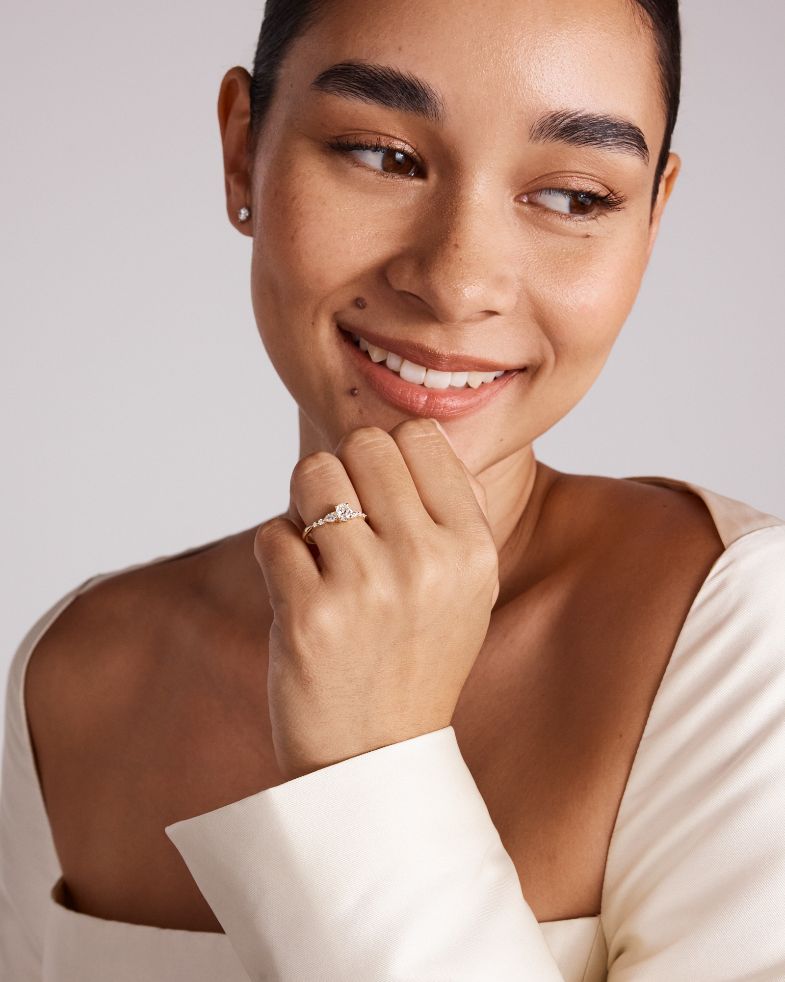 0,59 carat TW bague de fiançailles avec diamant ovale et pierres latérales poire en or jaune 14 carats