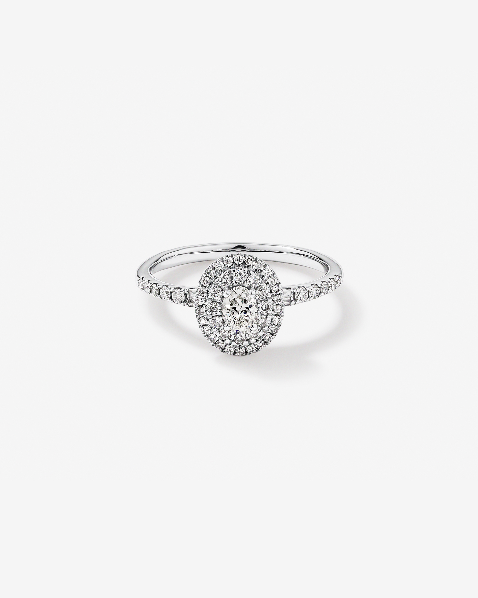 0,58 carat TW bague de fiançailles halo avec diamant ovale et accents latéraux baguette en or blanc 14 carats