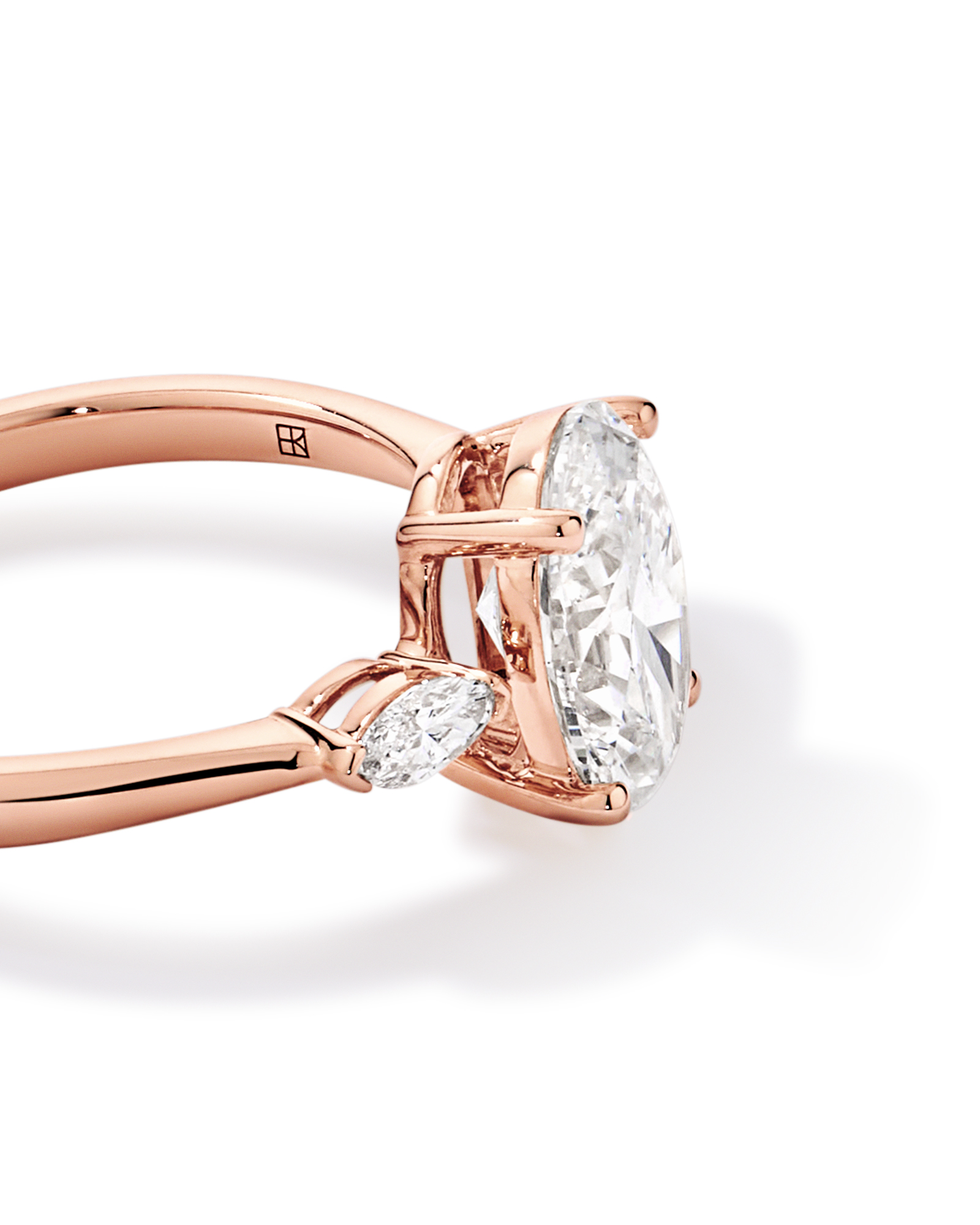 Bague trois pierres en or rose 14 carats avec diamants de laboratoire taille ovale et marquise (poids total 2,18 carats)