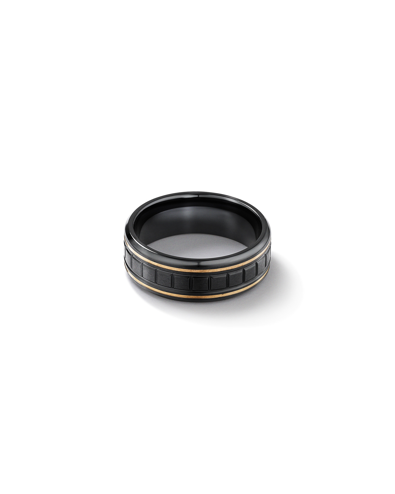Bague texturée carrée en titane noir avec incrustations or jaune 10 carats