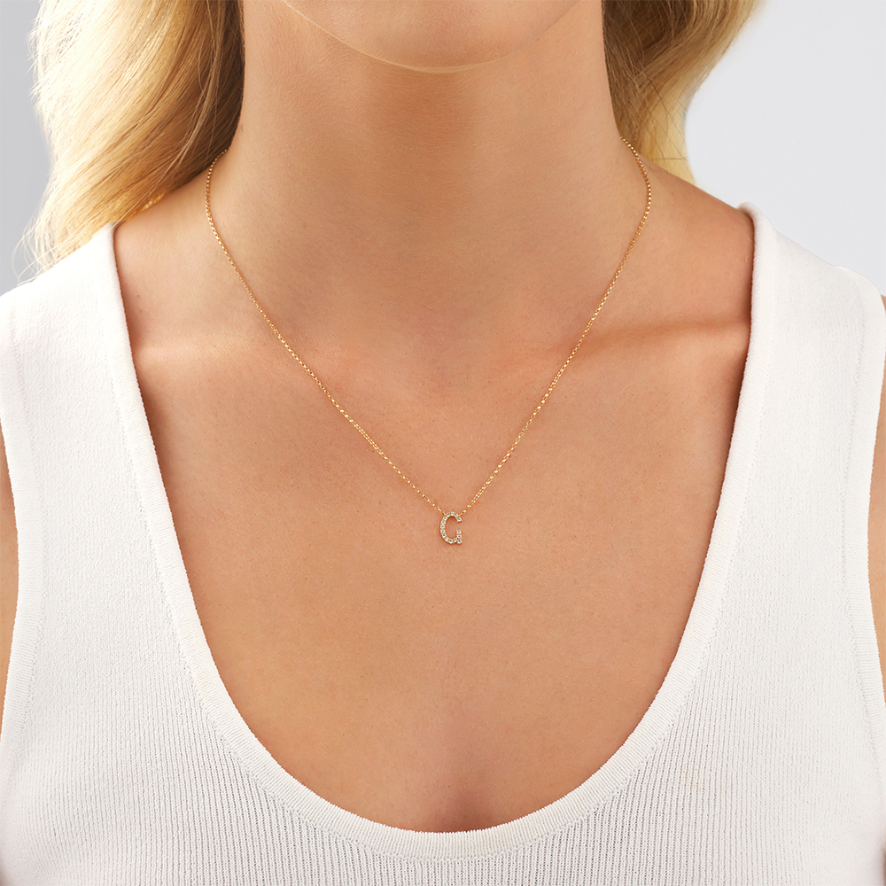 Collier à initiale « » en or jaune 10 K à diamants totalisant 0,10 ct