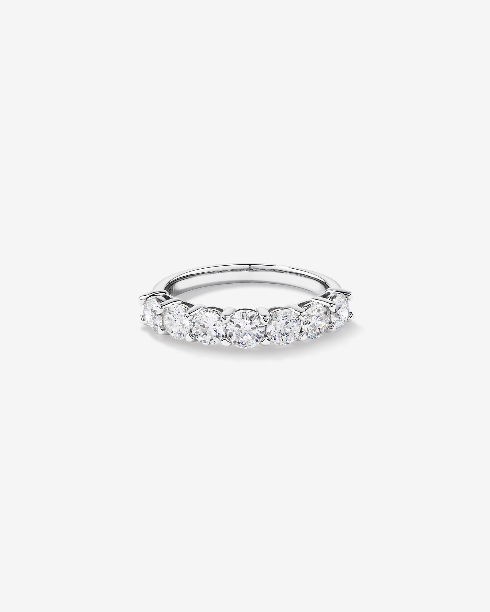 Alliance à 7 pierres en or blanc 14 K avec diamants sertis sur griffes totalisant 1,61 ct