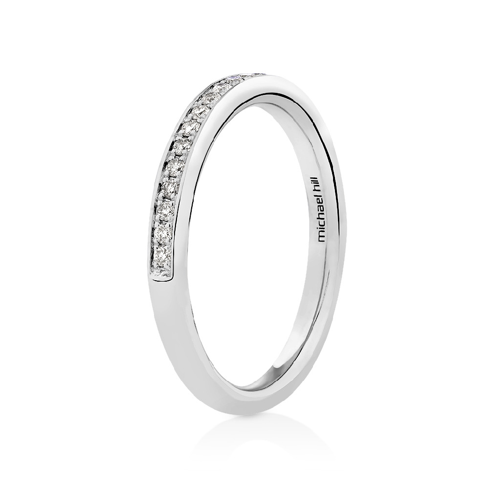 Alliance en or blanc 14 K avec diamants totalisant 0,20 ct