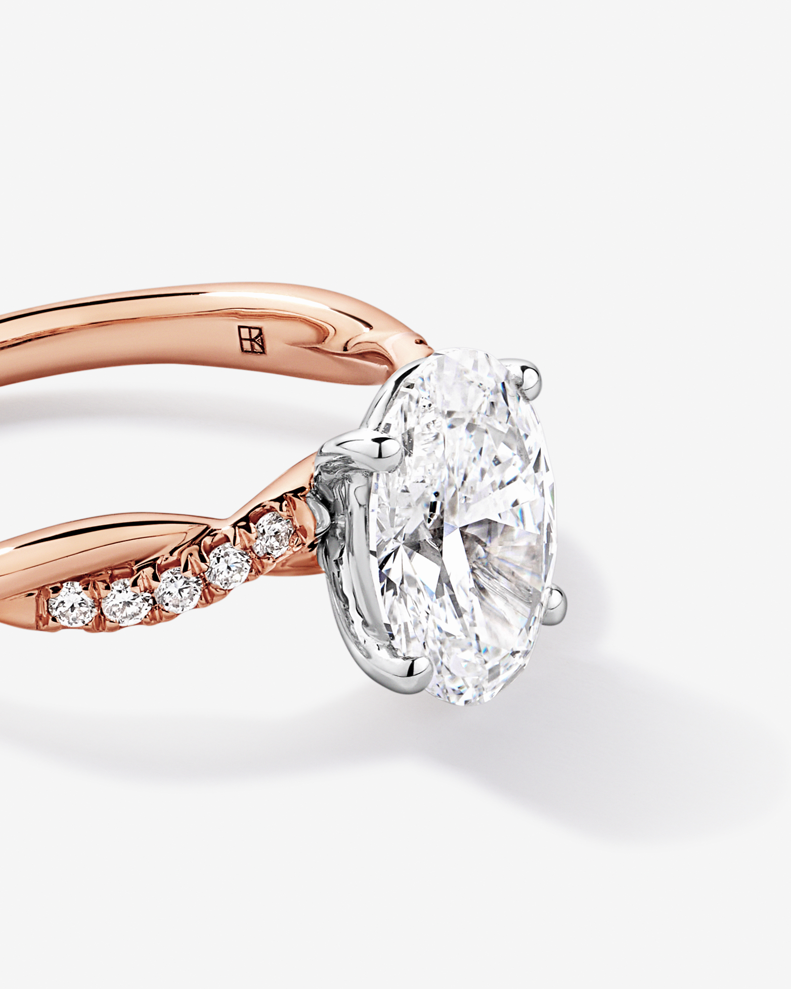 Bague de fiançailles torsadée en or rose et blanc 14 carats, sertie d'un diamant ovale 2,10 carats cultivé laboratoire