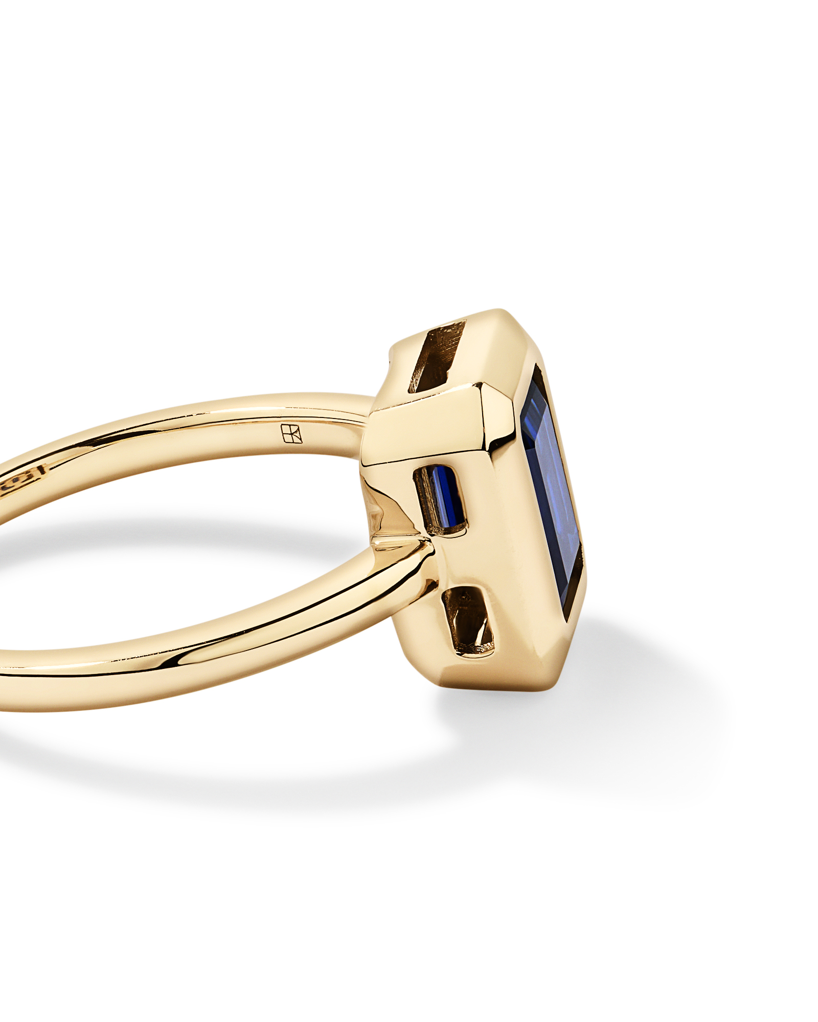 Bague en or jaune 10 carats sertie d'un saphir synthétique taille émeraude