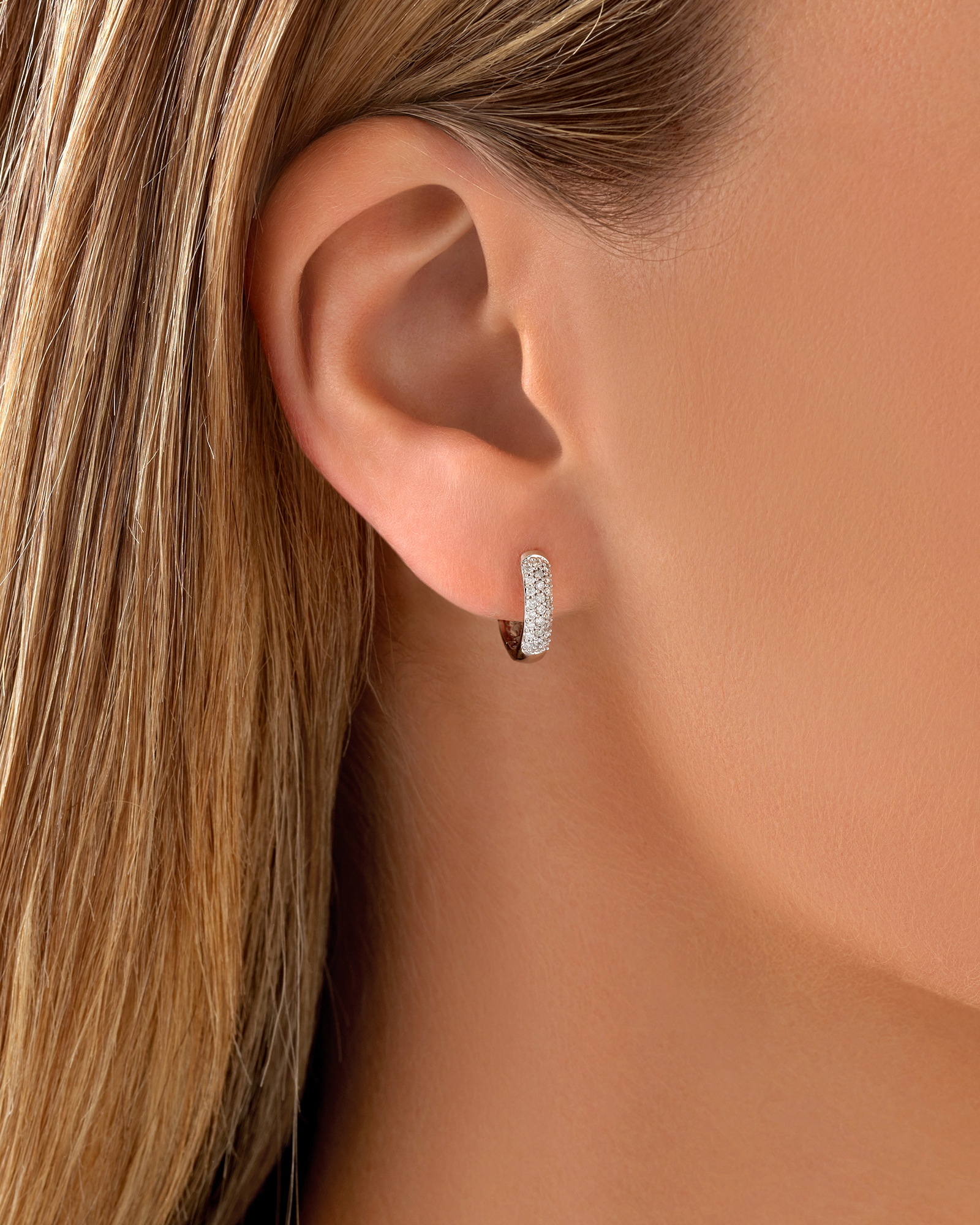 Anneaux courts en or blanc 10 K avec diamants totalisant 0,25 ct