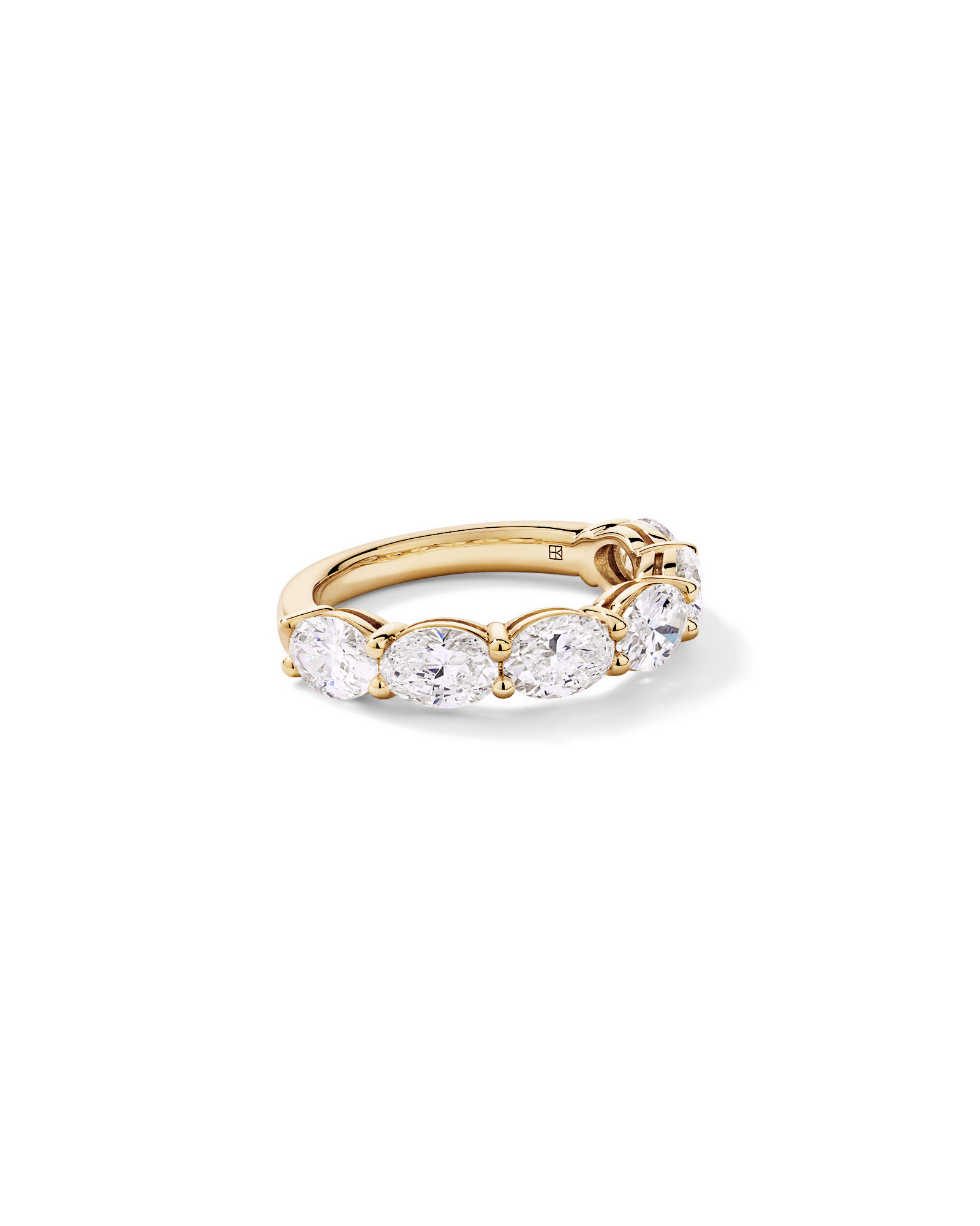 Alliance en or jaune 14 carats sertie d'un diamant ovale de synthèse 3,00