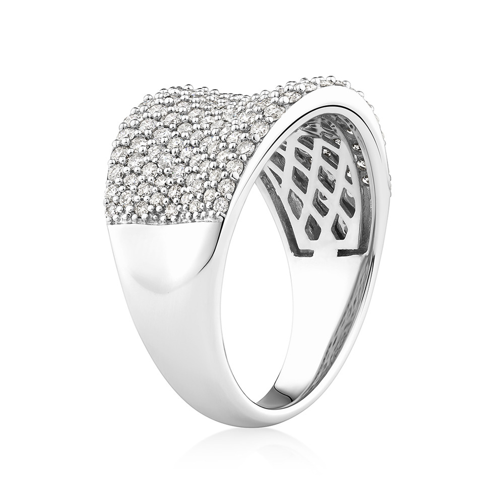 Bague classique en or blanc 14 K avec pavé de diamants totalisant 1,50 ct