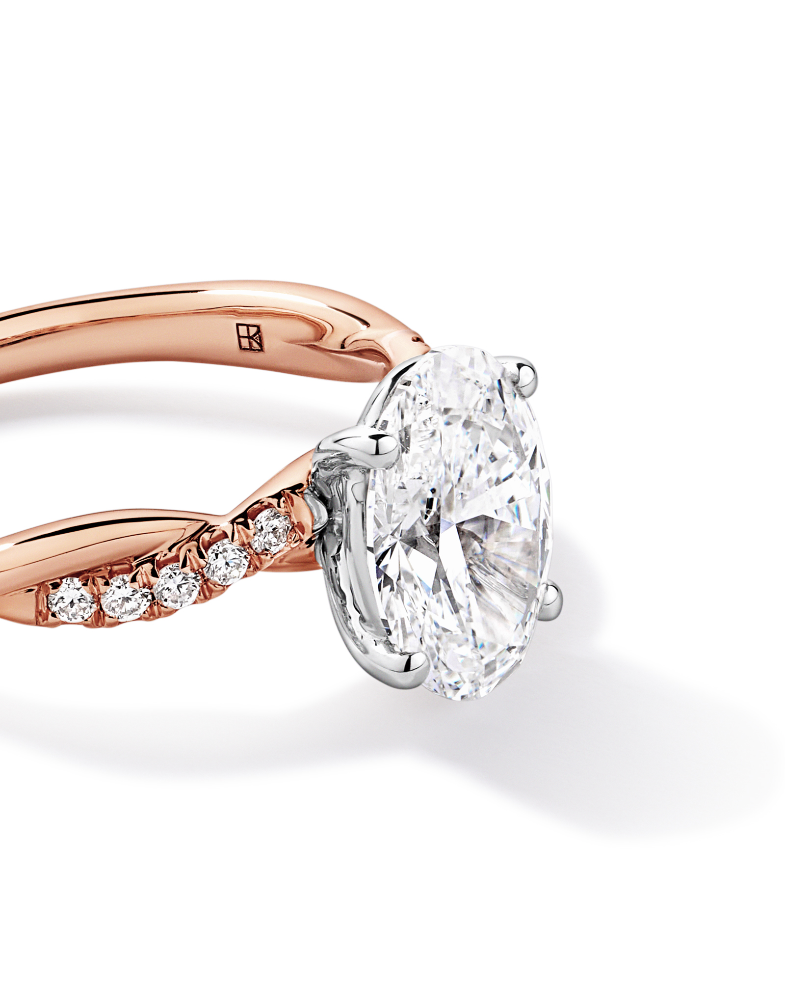 Bague de fiançailles torsadée en or rose et blanc 14 carats, sertie d'un diamant ovale 2,10 carats cultivé laboratoire
