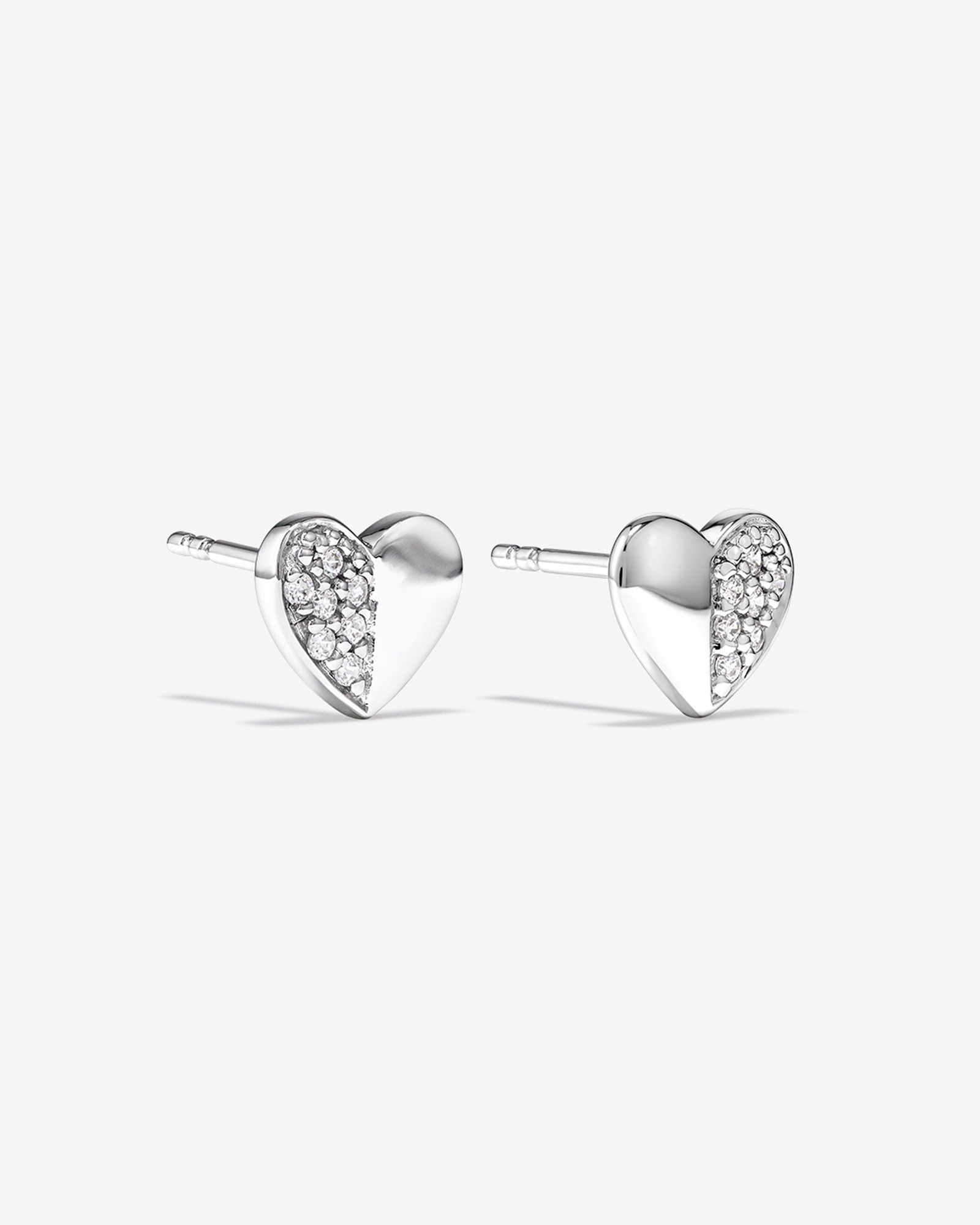 Boucles d'oreilles clous Cœur pavé avec zircone cubique en argent sterling