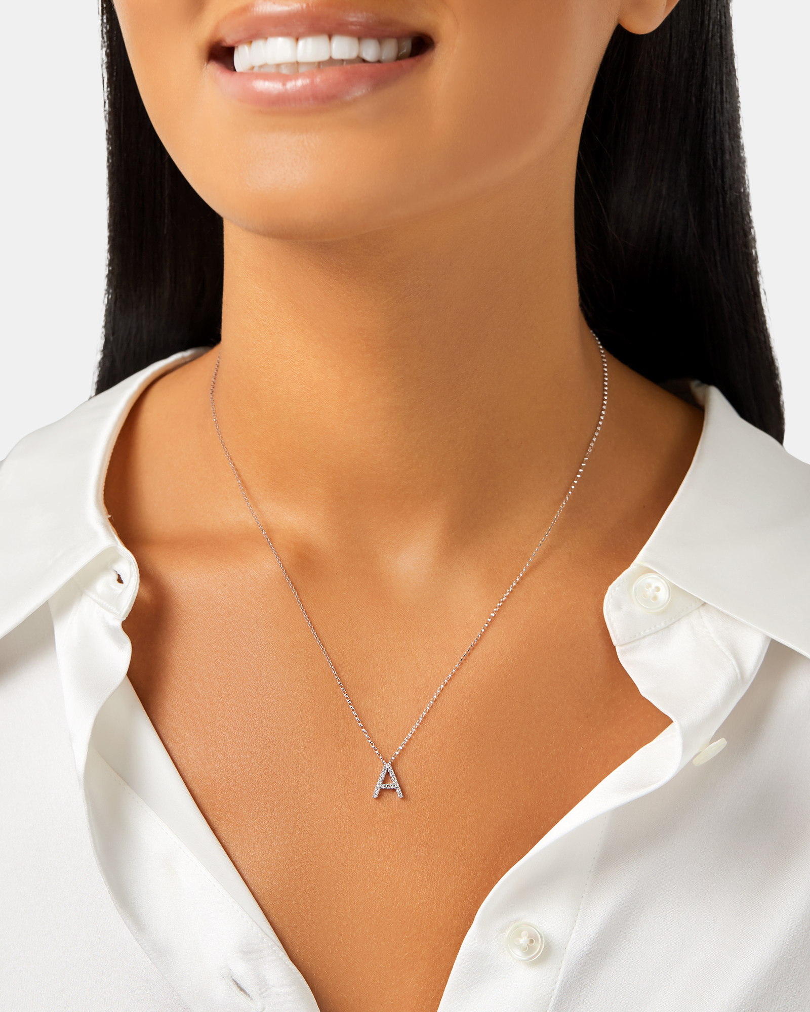 Collier à initiale « A » en or blanc 10 K avec diamants totalisant 0,10 ct