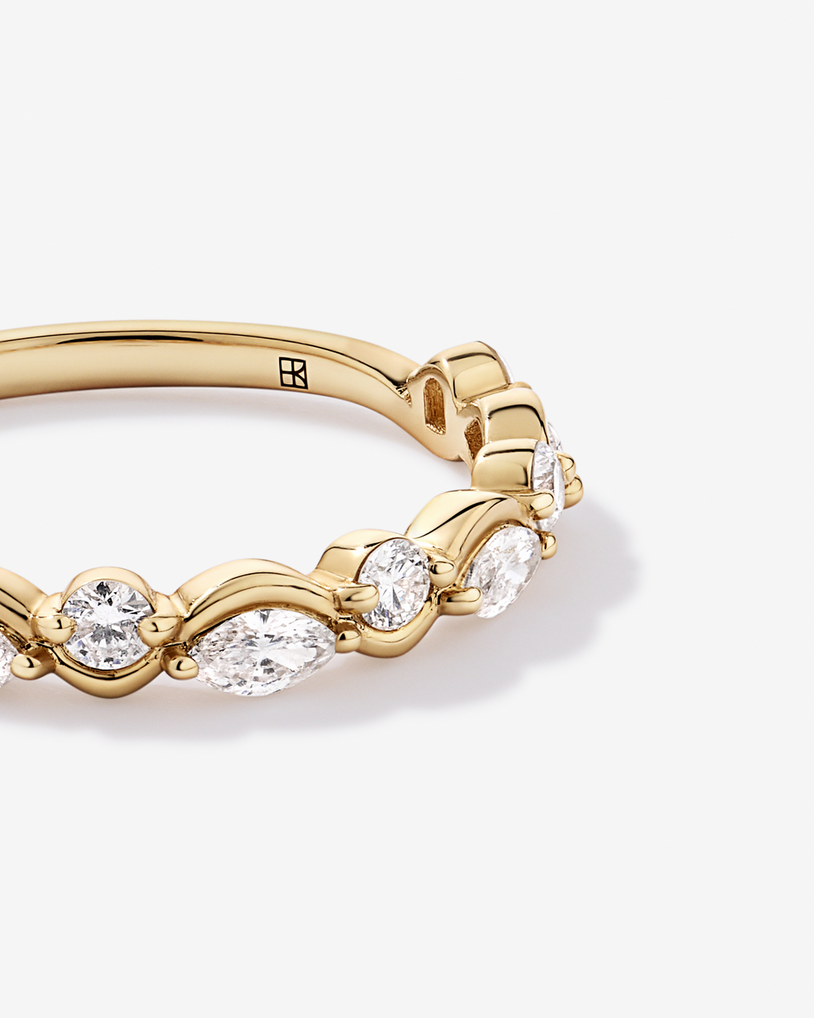 Alliance torsadée en or jaune 14 carats avec diamants taille marquise et brillant ronde (poids total 0,43 carat)