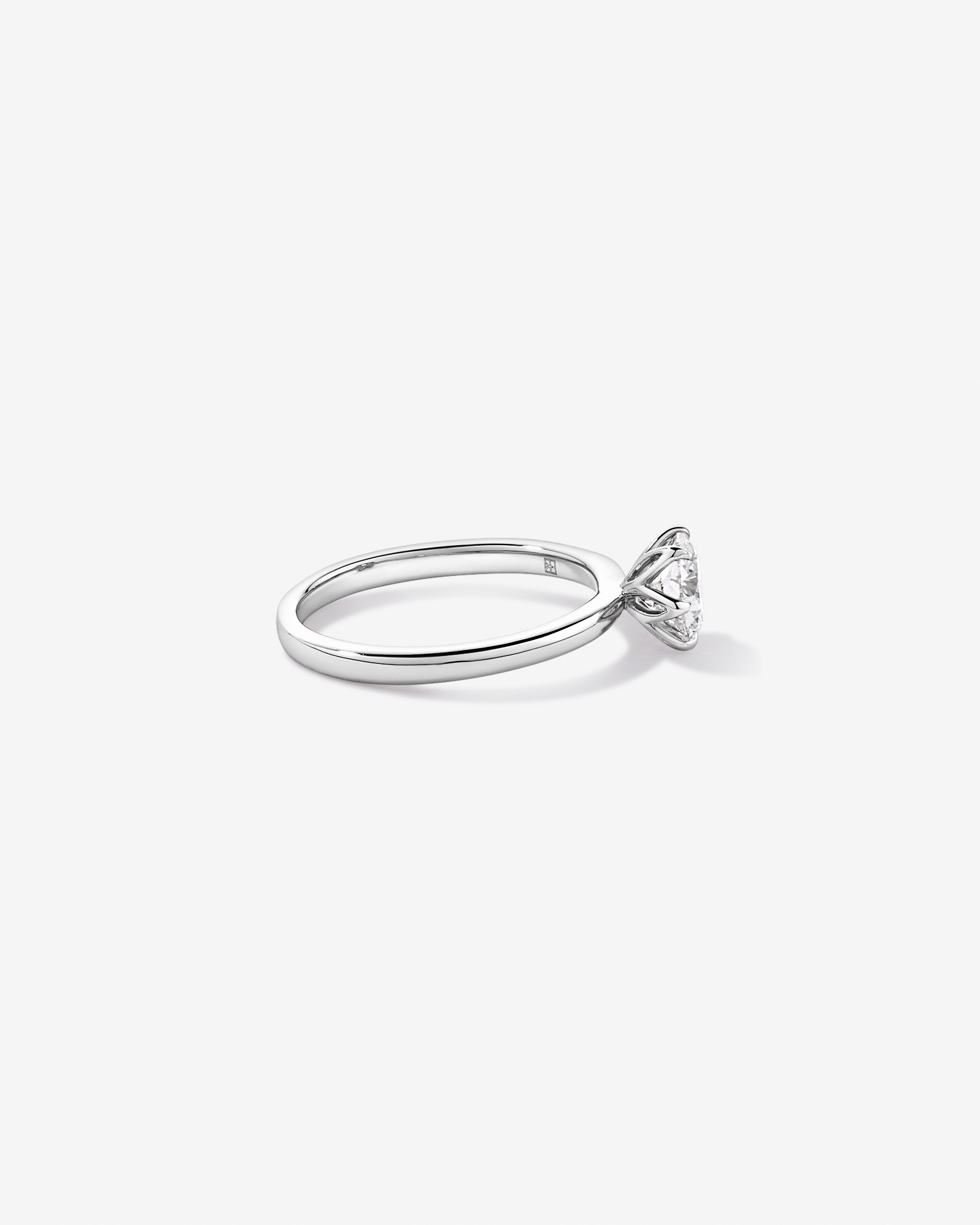 Bague solitaire ronde brillante TW 1,00 carat en platine recyclé