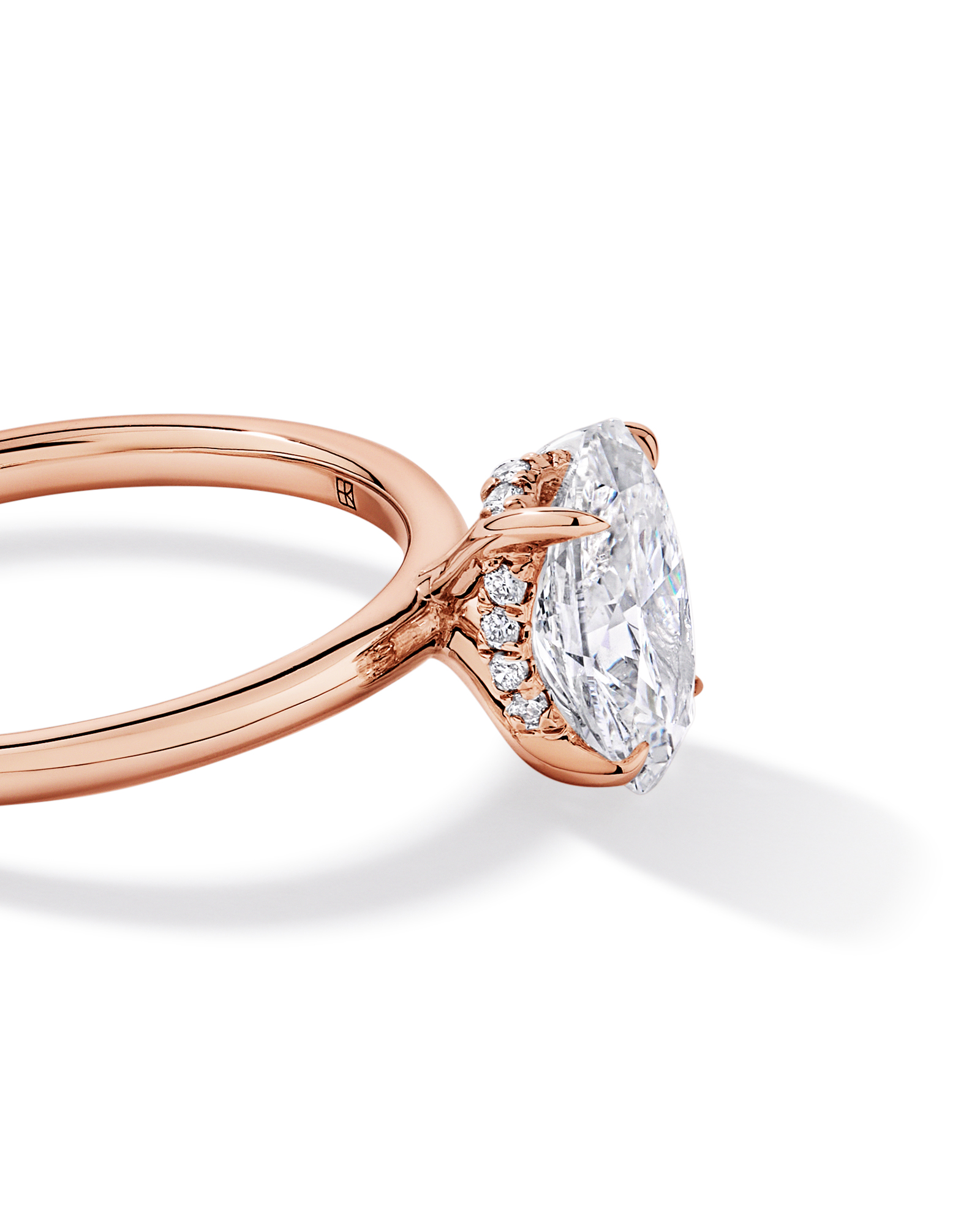 Bague solitaire en or rose 14 carats sertie d'un diamant ovale de synthèse 1,57 carat