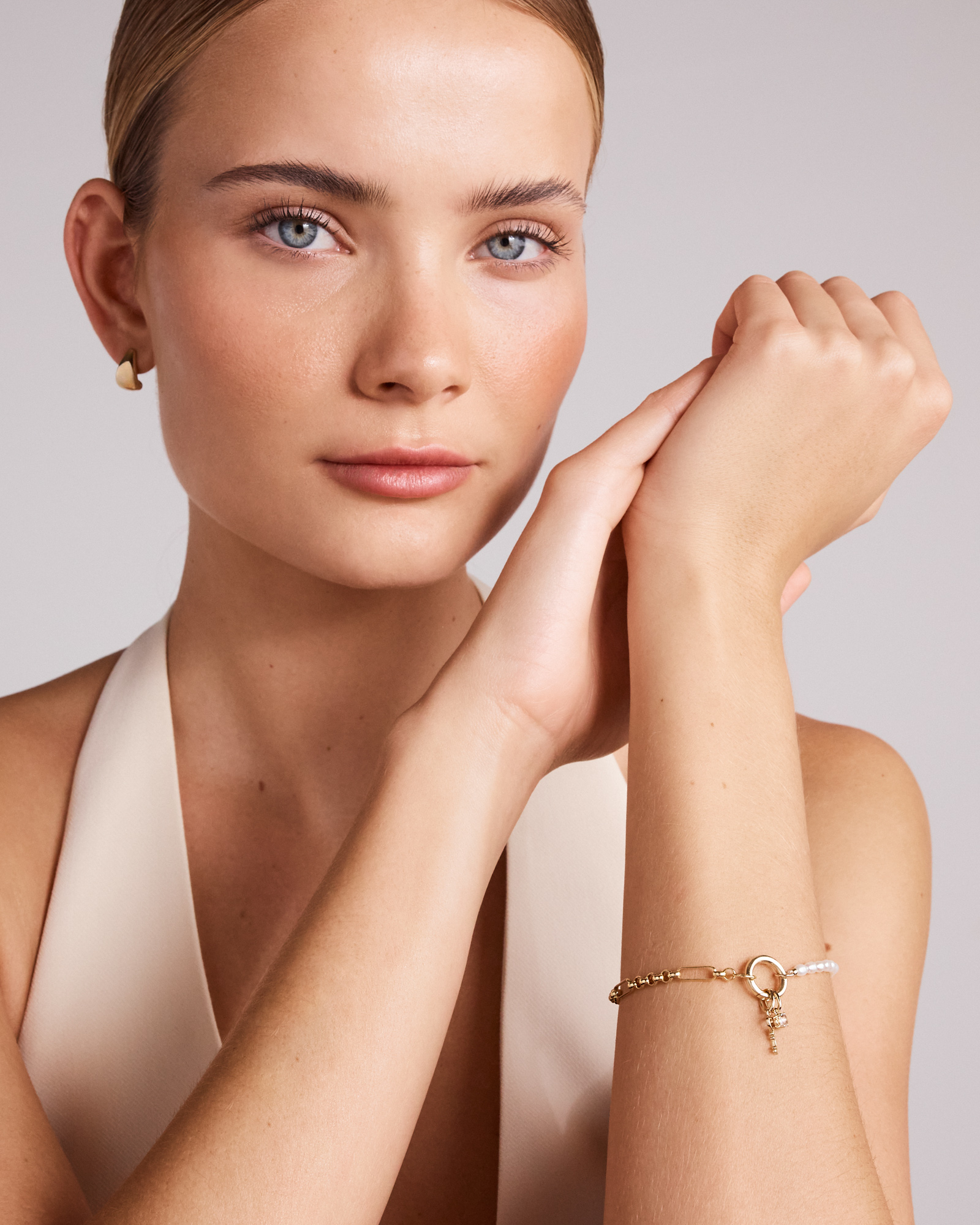 Bracelet à chaîne ouverte avec perles de culture d'eau douce de 3 à 3,5 mm en or jaune 10 carats