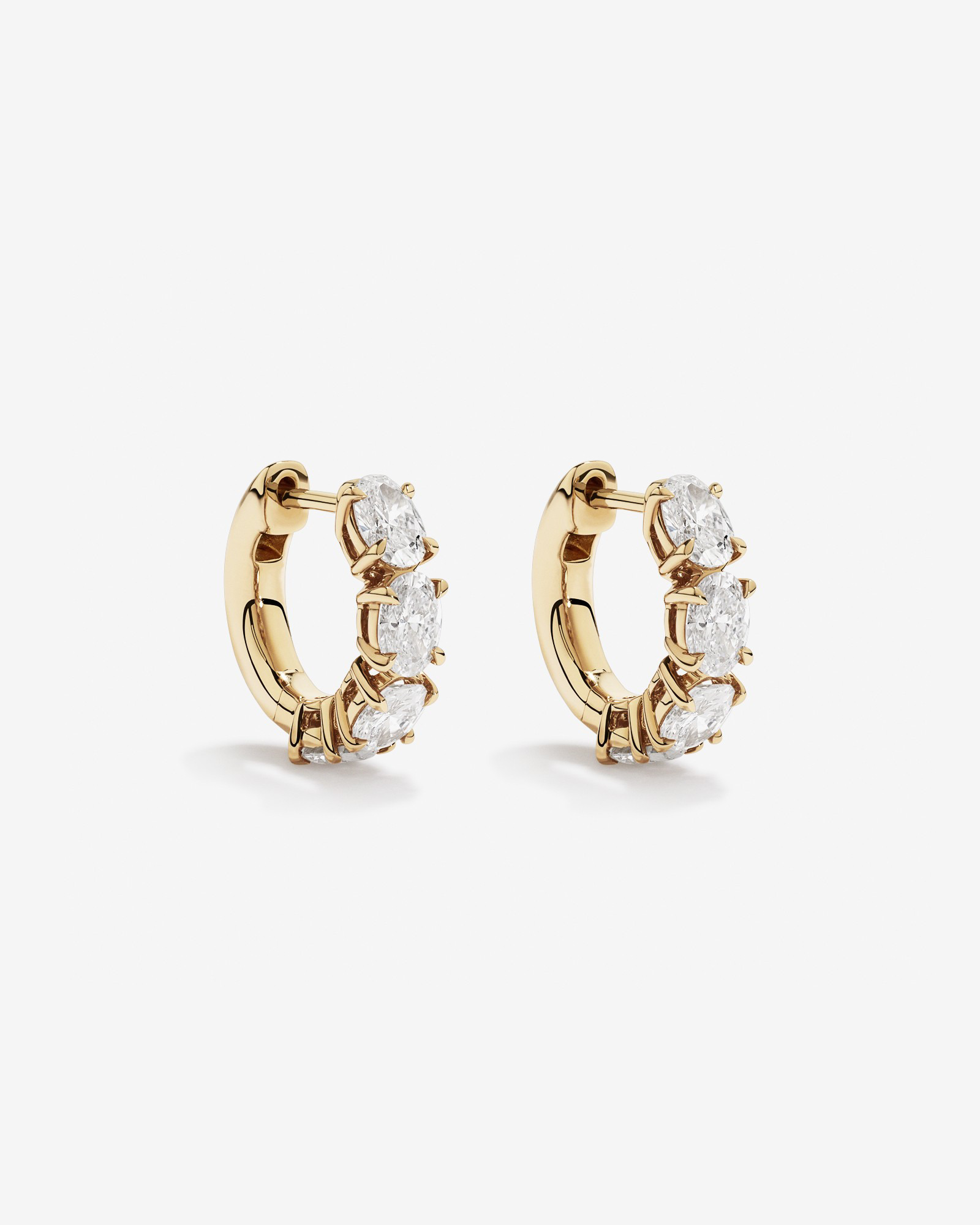 Boucles d’oreilles Huggie ovales en diamant cultivées en laboratoire de 2,00 carats en or jaune 10 carats