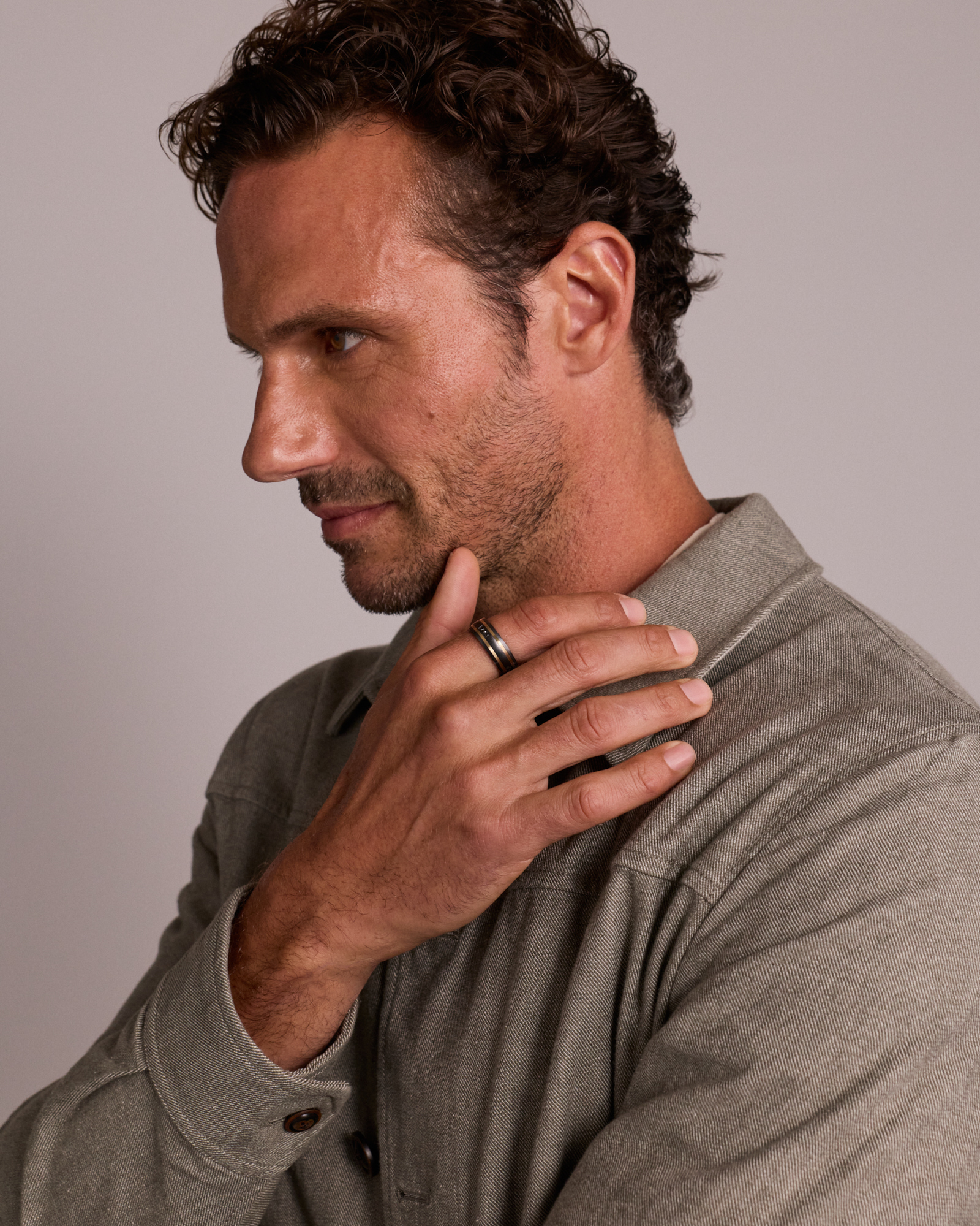 Bague en diamant noir titane avec incrustations or jaune 10 carats.