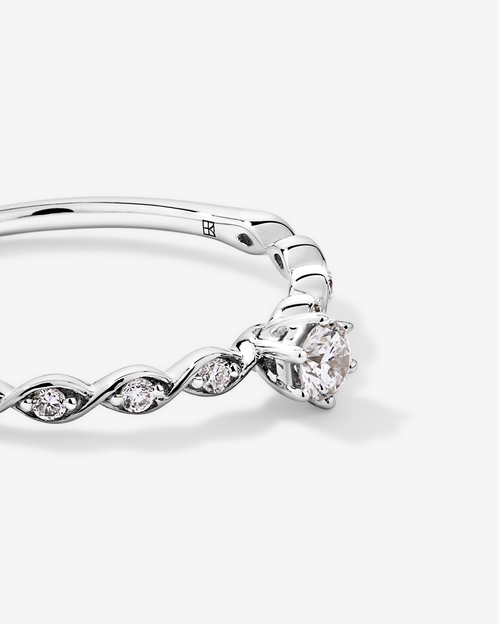 0.17TW Round Brilliant Laboratory-Grown Diamond Promise Ring 10kt Gold