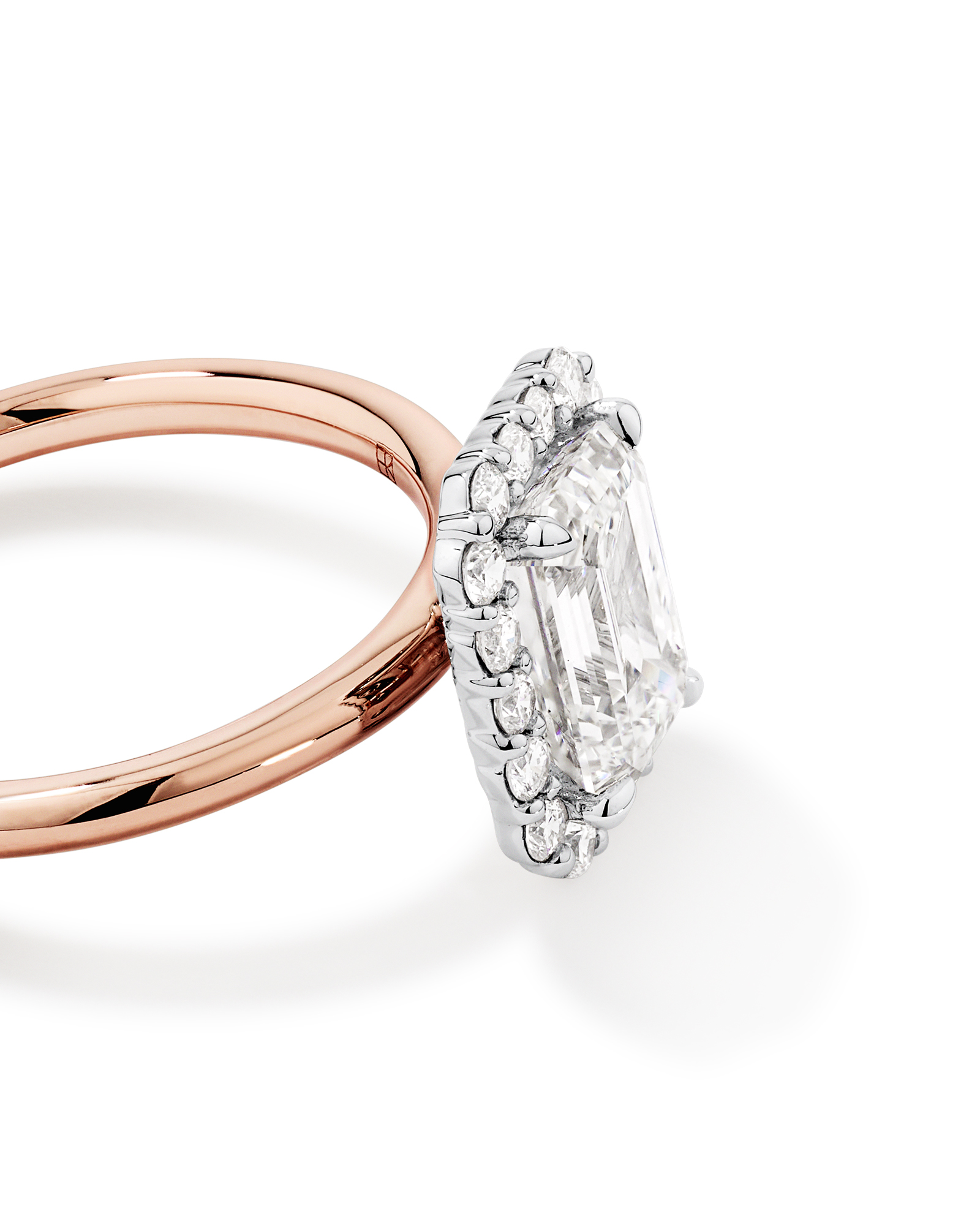 Bague de fiançailles en halo de diamants cultivés en laboratoire TW taille émeraude de 2,34 carats en or rose et blanc 14 carats