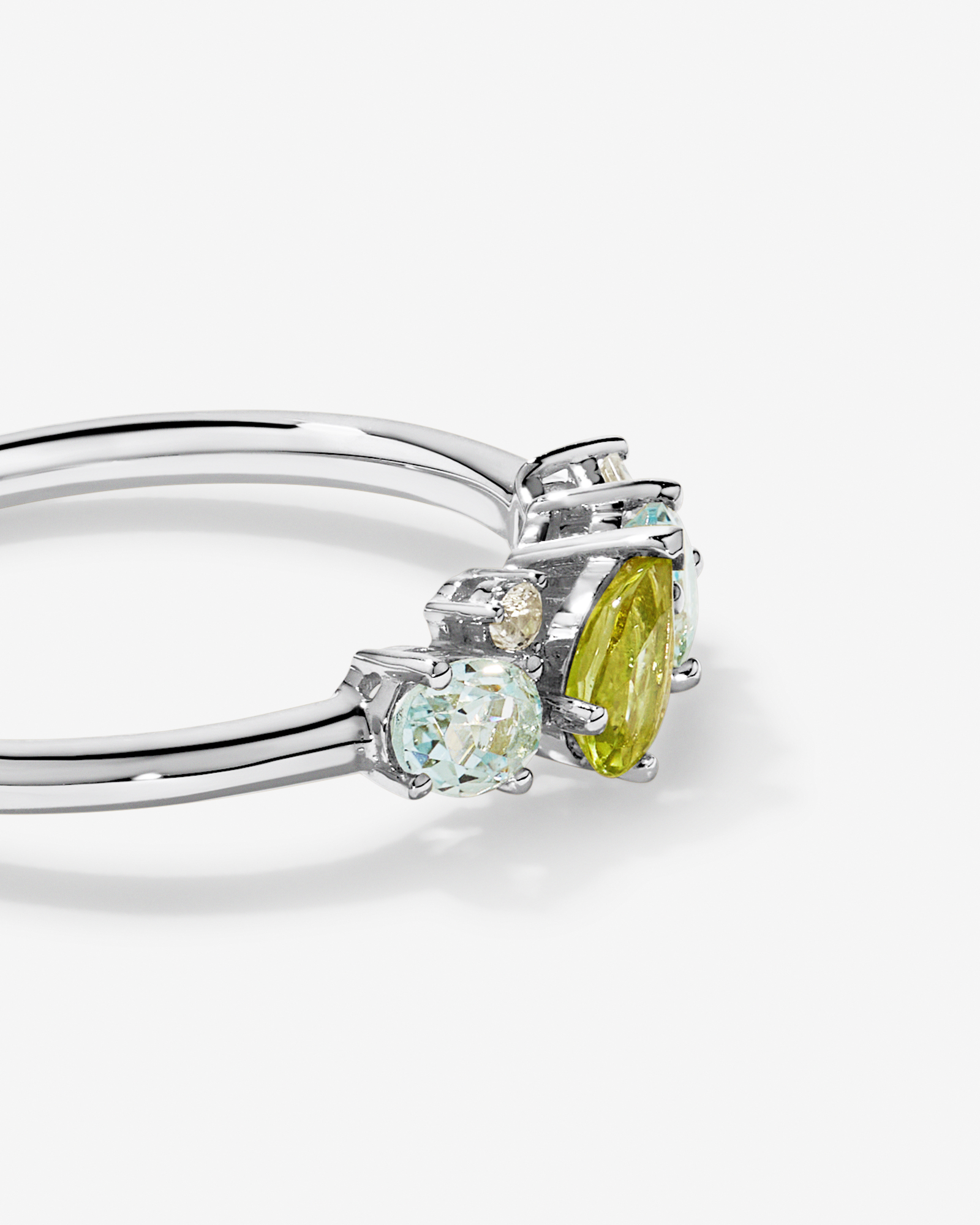 Péridot, topaze bleu ciel, améthyste verte et blanche en or blanc 10 carats