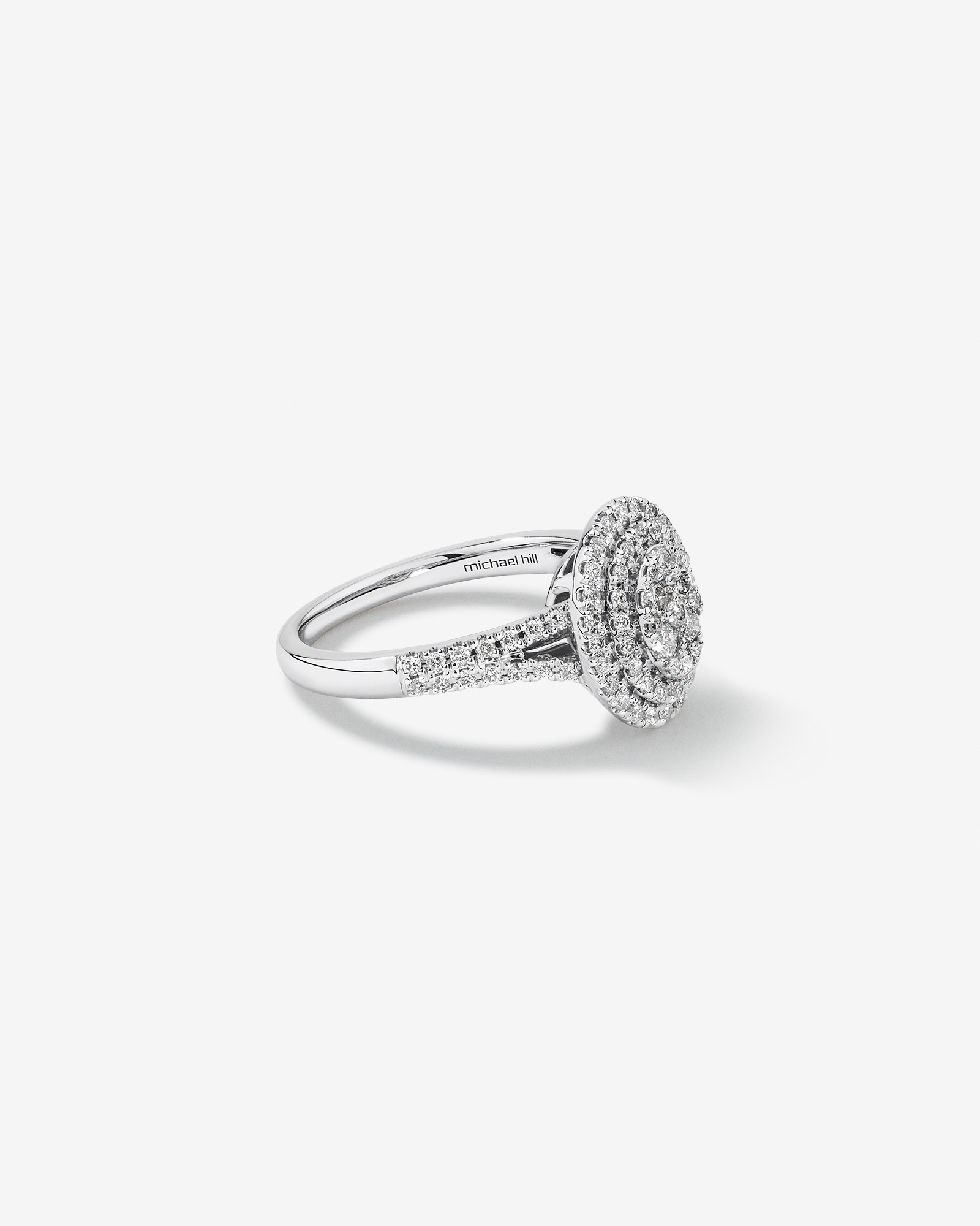 Bague halo de diamants ovales de 0,65 carat en or blanc 10 kt