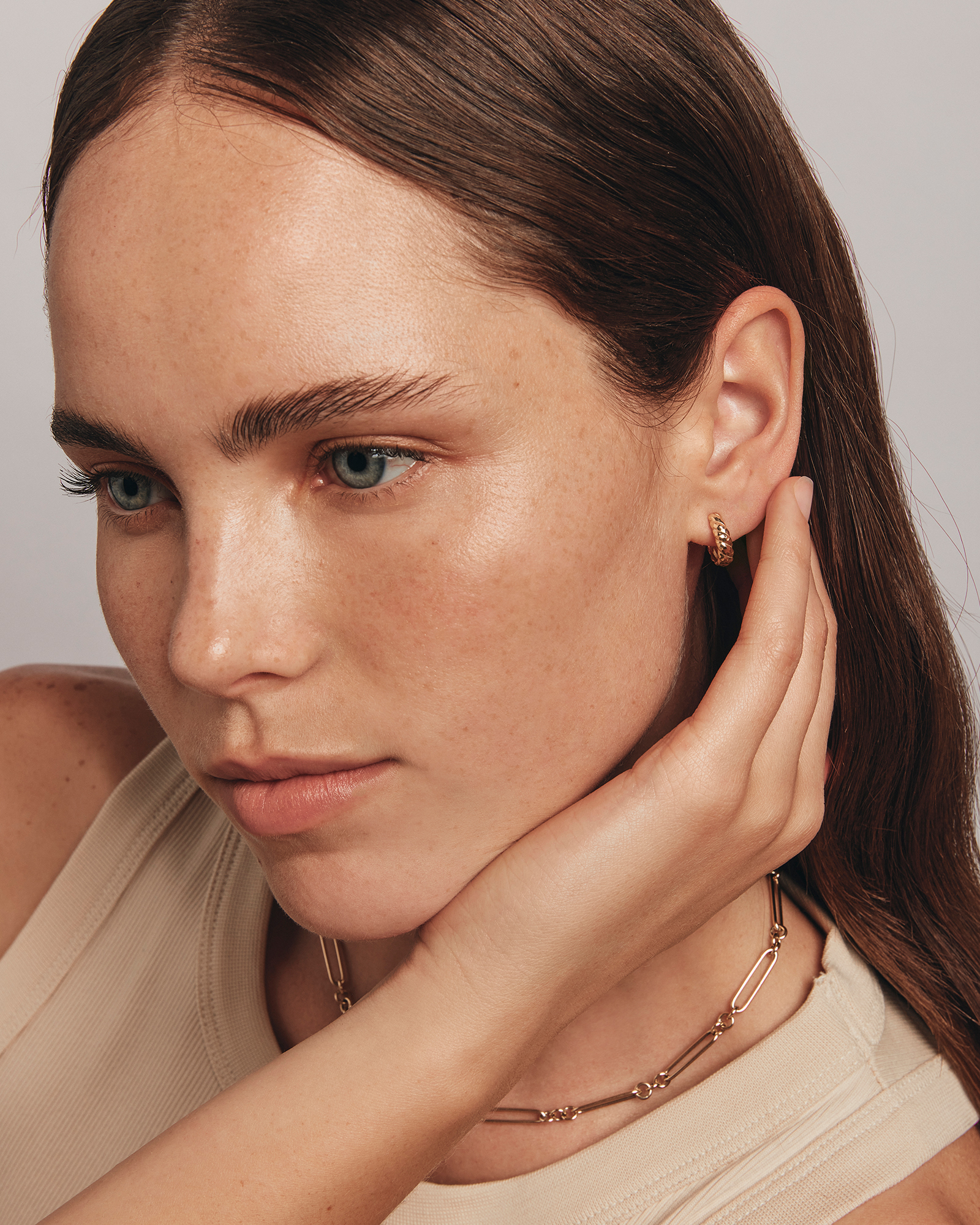 Clous d'oreilles créoles dôme taillés en diamant en or jaune 10kt