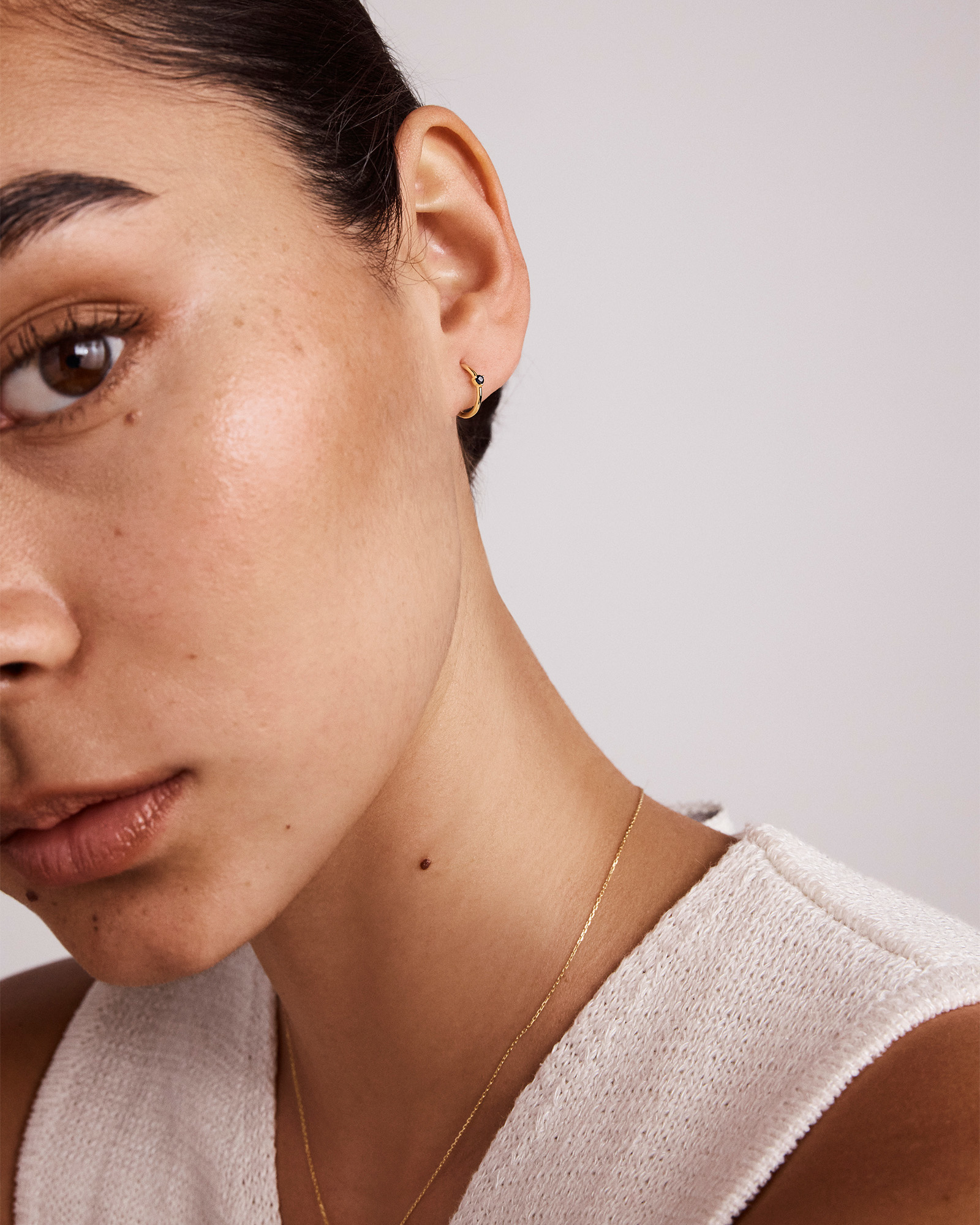 Boucles d'oreilles dormeuses avec accent de pierres précieuses saphir bleu en or jaune 10 carats