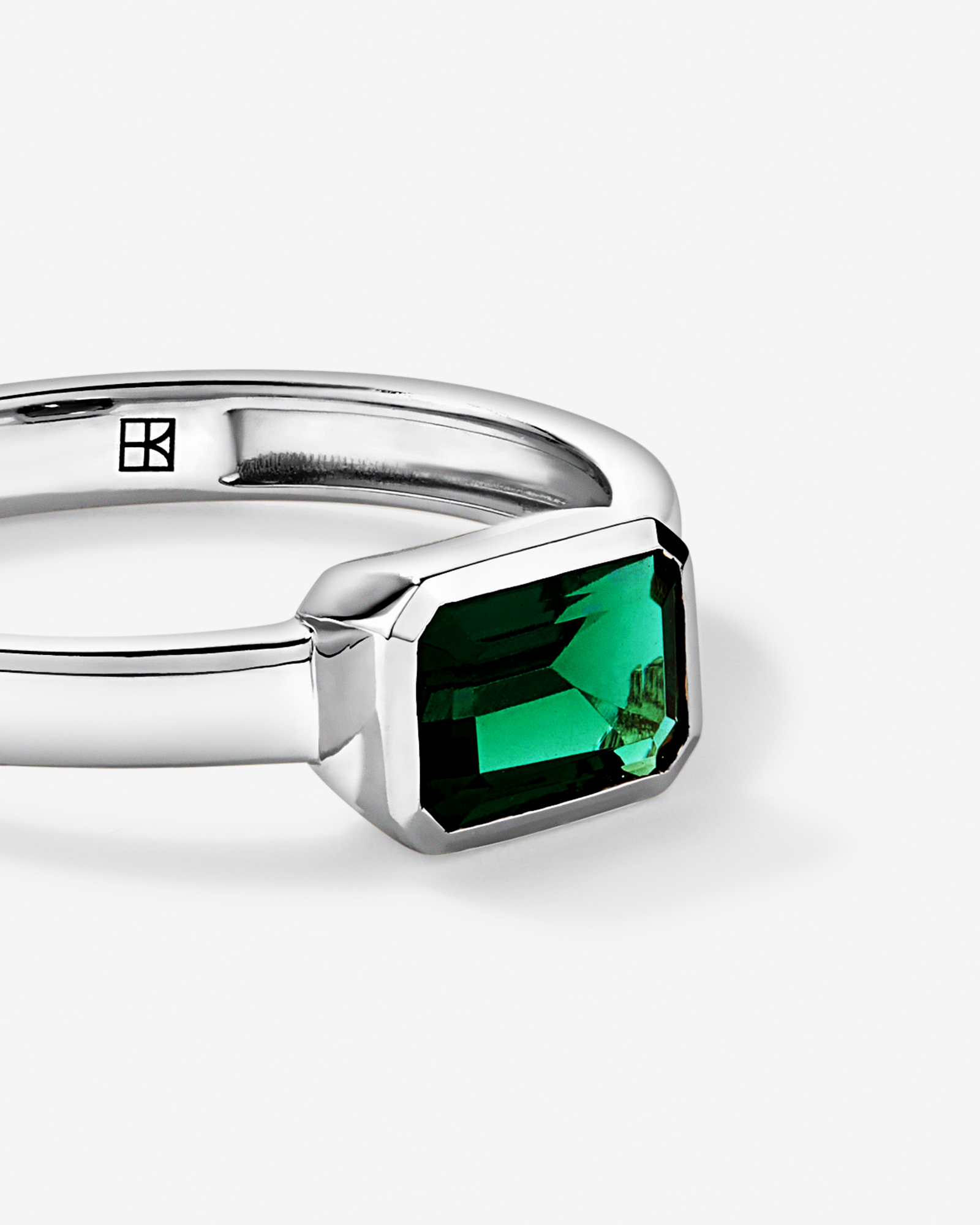 Création d’une bague en lunette émeraude or blanc 10 carats