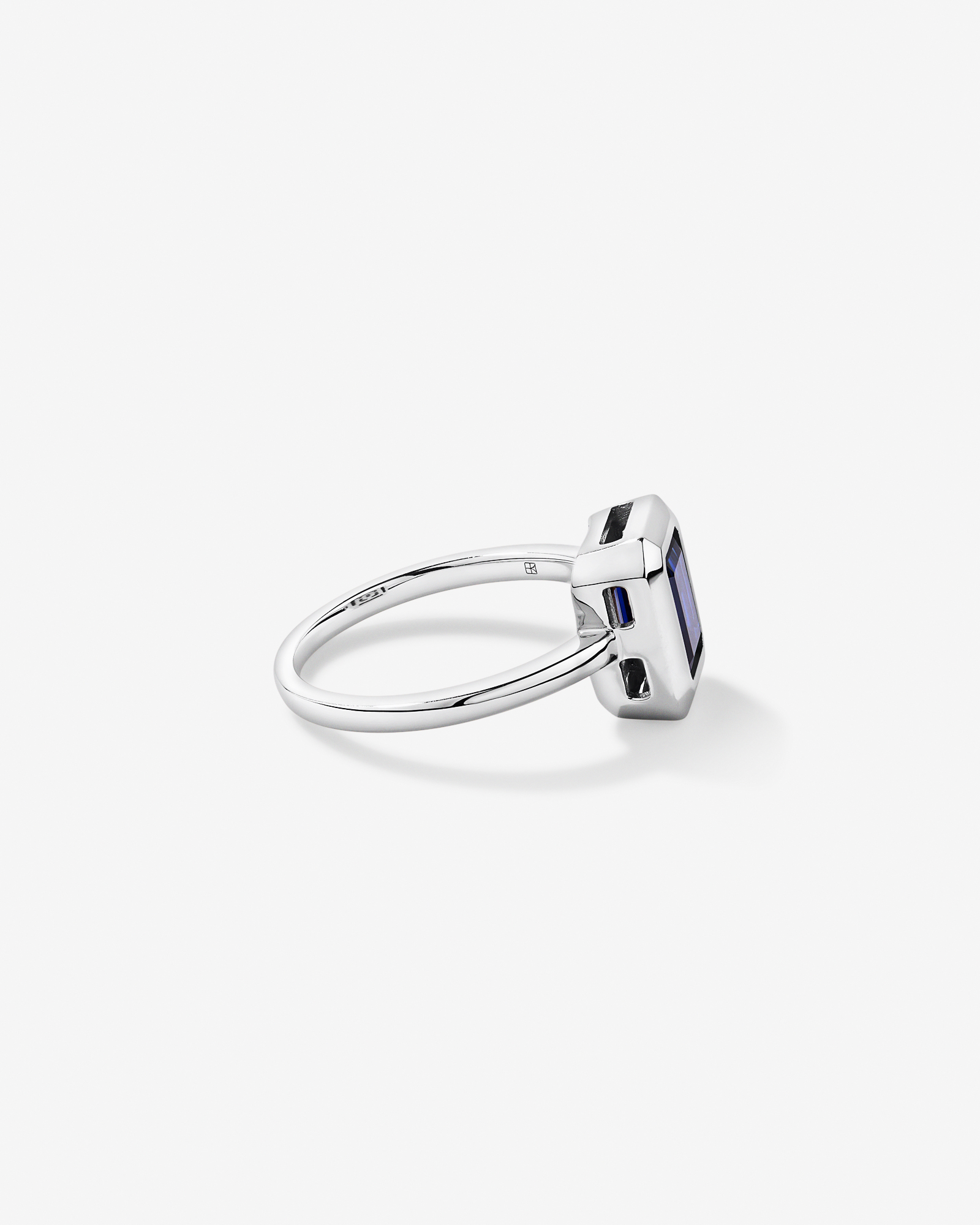 Bague en or blanc 10 carats sertie d'un saphir synthétique taille émeraude
