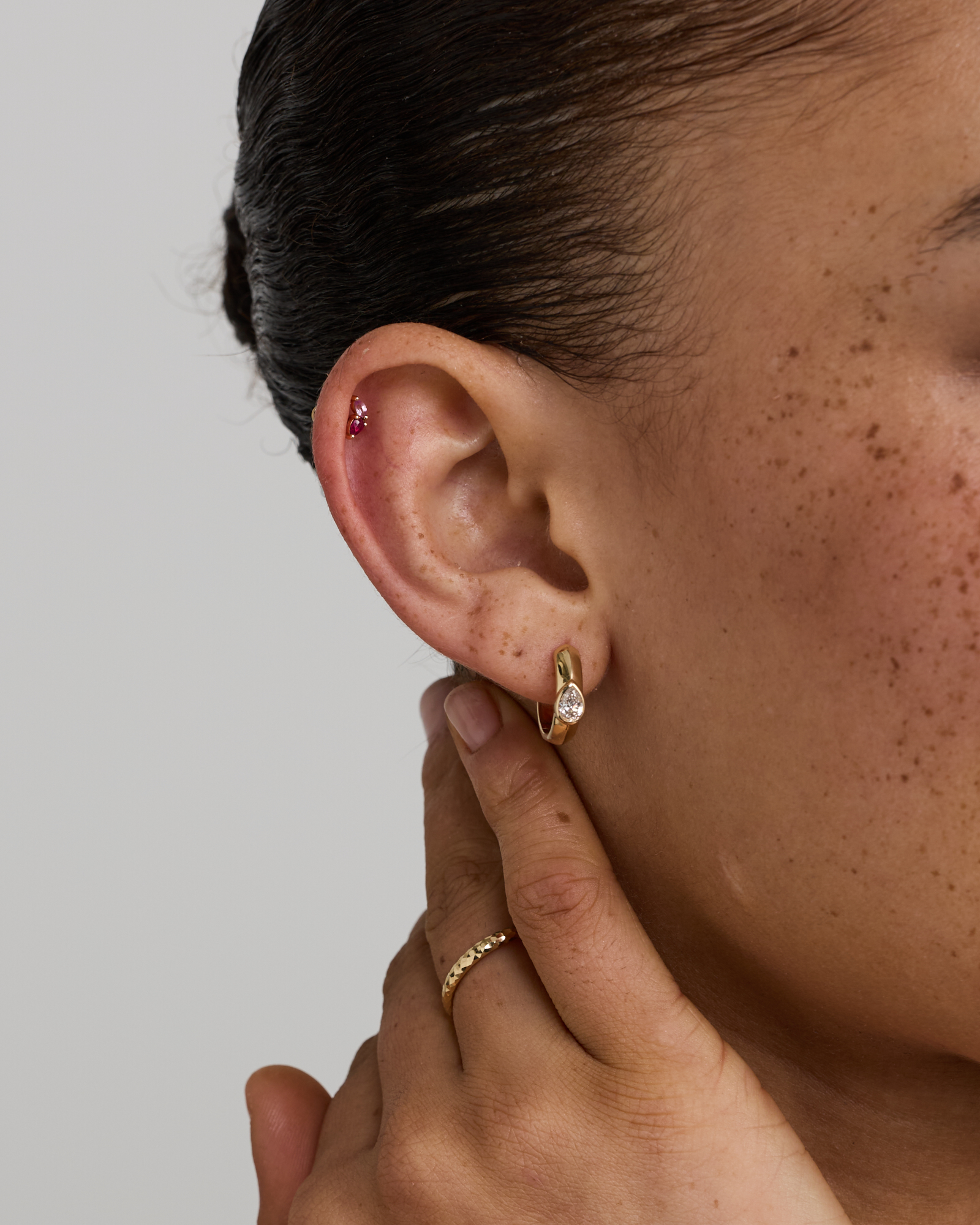 Boucle d’oreille individuelle pour hélix avec saphir rose et rubis en or jaune 10 carats
