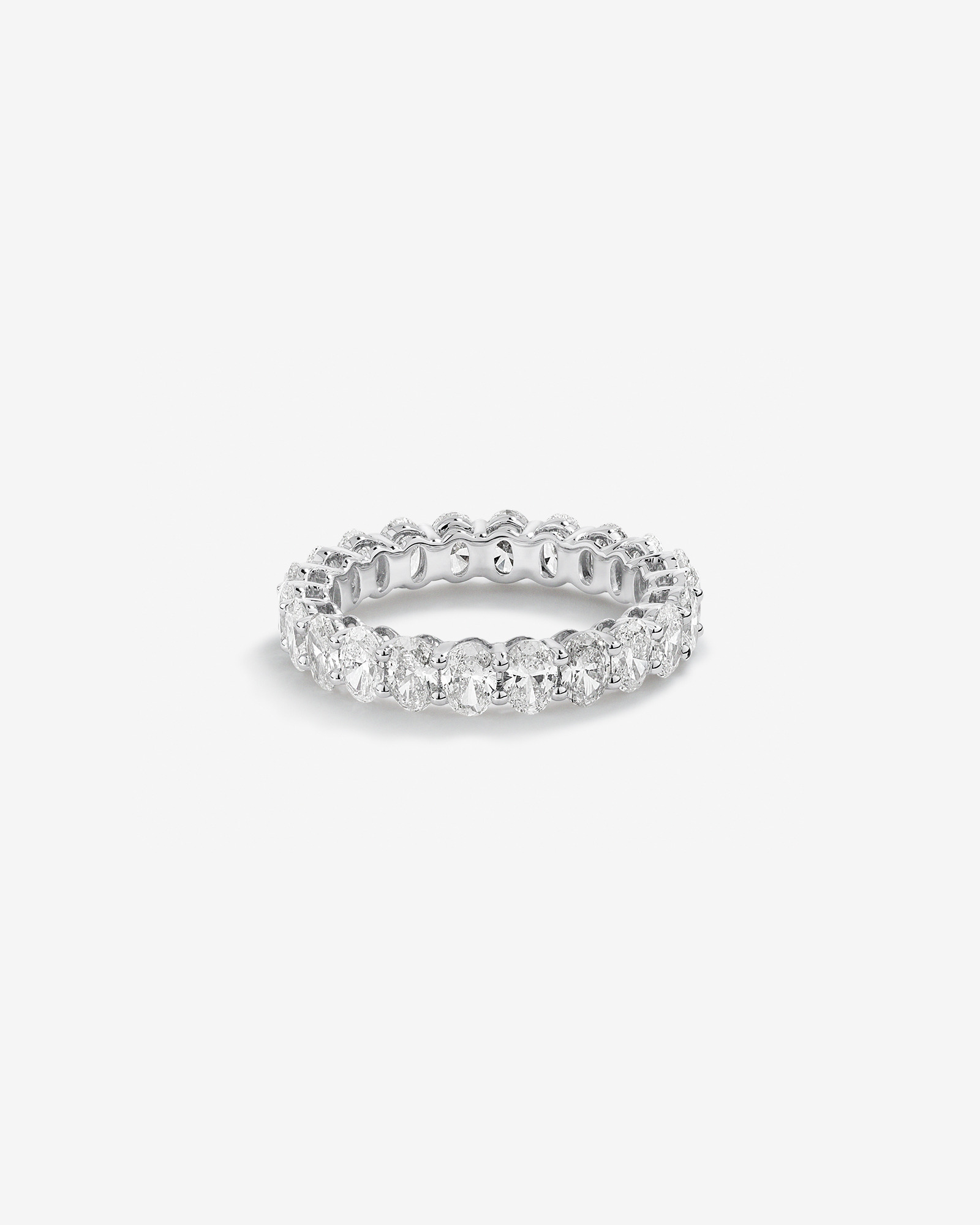 3,15 carats TW bague éternité avec diamants ovales cultivés en laboratoire en or blanc 14kt.