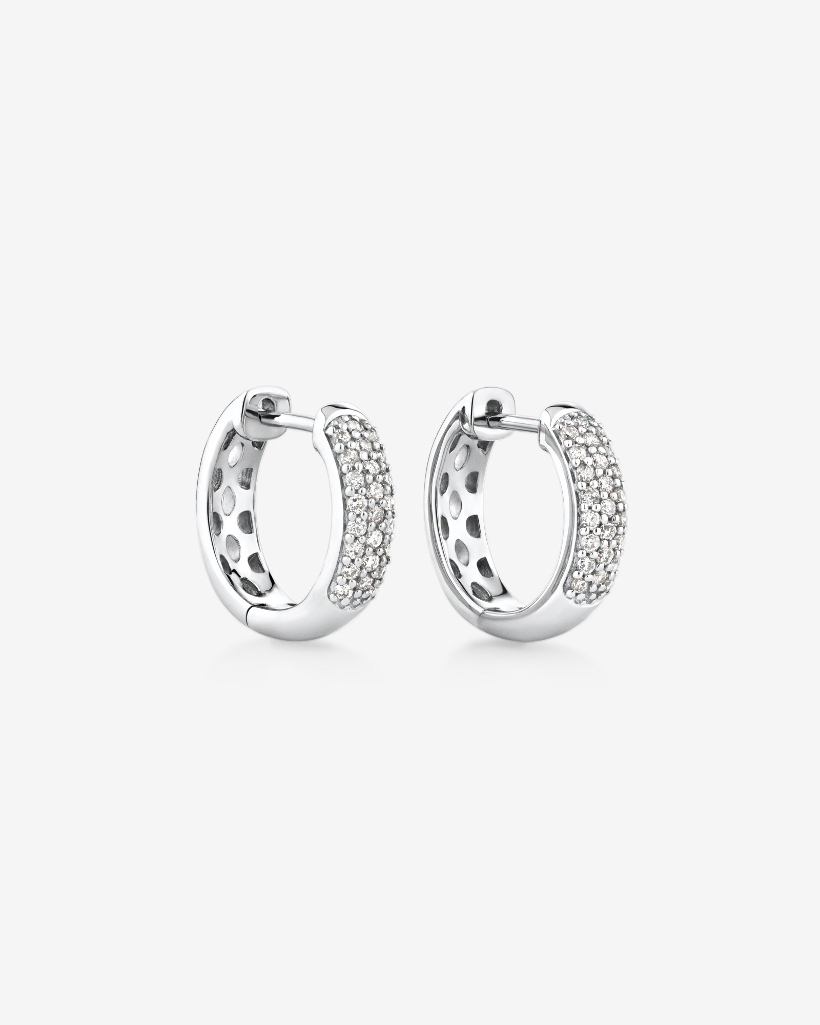 Anneaux courts en or blanc 10 K avec diamants totalisant 0,25 ct