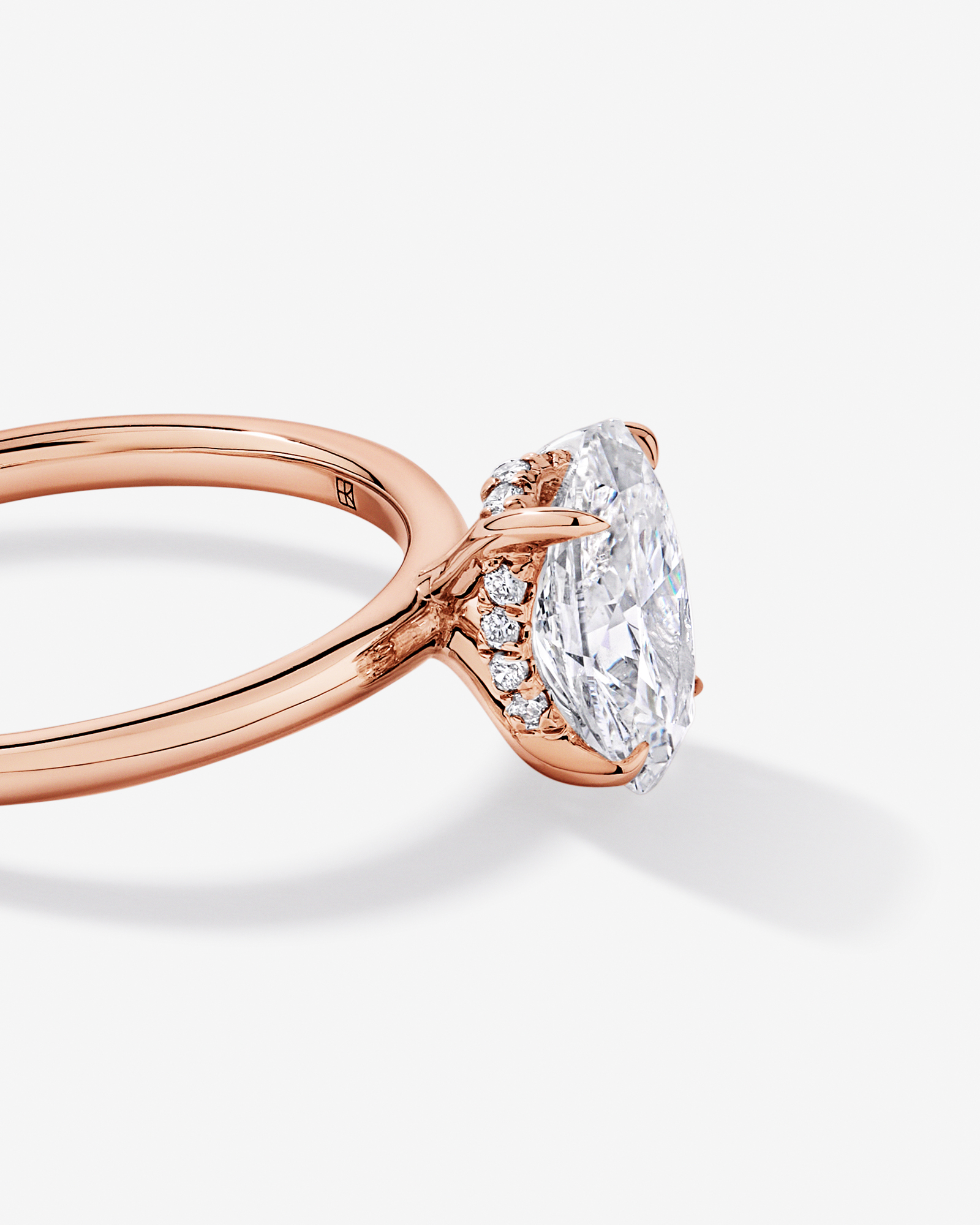 Bague solitaire en or rose 14 carats sertie d'un diamant ovale de synthèse 1,57 carat