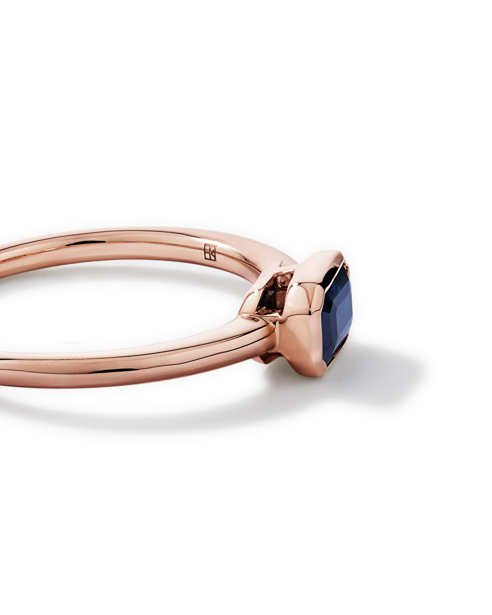 Bague sertie de lunette à lunettes émeraude en saphir australien or rose 10 carats