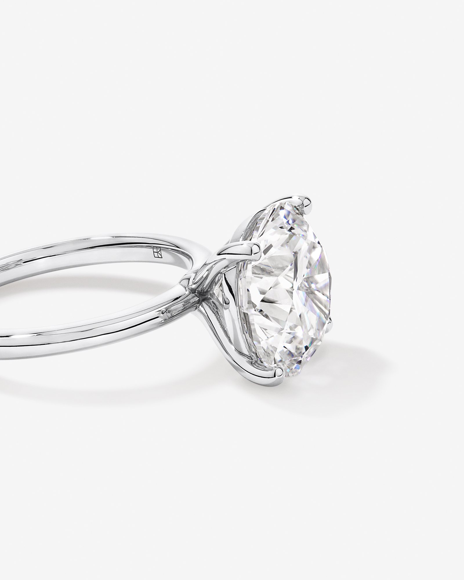 Bague de fiançailles solitaire en platine, sertie d'un diamant rond brillant 6,00 carats (poids total) synthèse