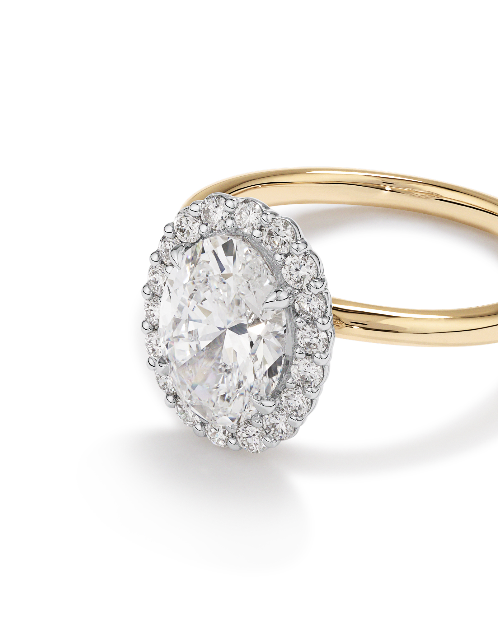 Bague De Fiançailles Halo En Diamant Laboratoire Taille Ovale 2,34 Carats Poids Total Or Jaune Et Blanc 14
