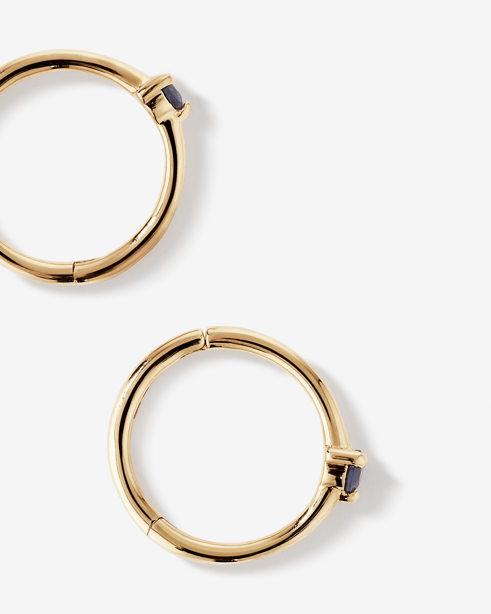 Boucles d'oreilles dormeuses avec accent de pierres précieuses saphir bleu en or jaune 10 carats