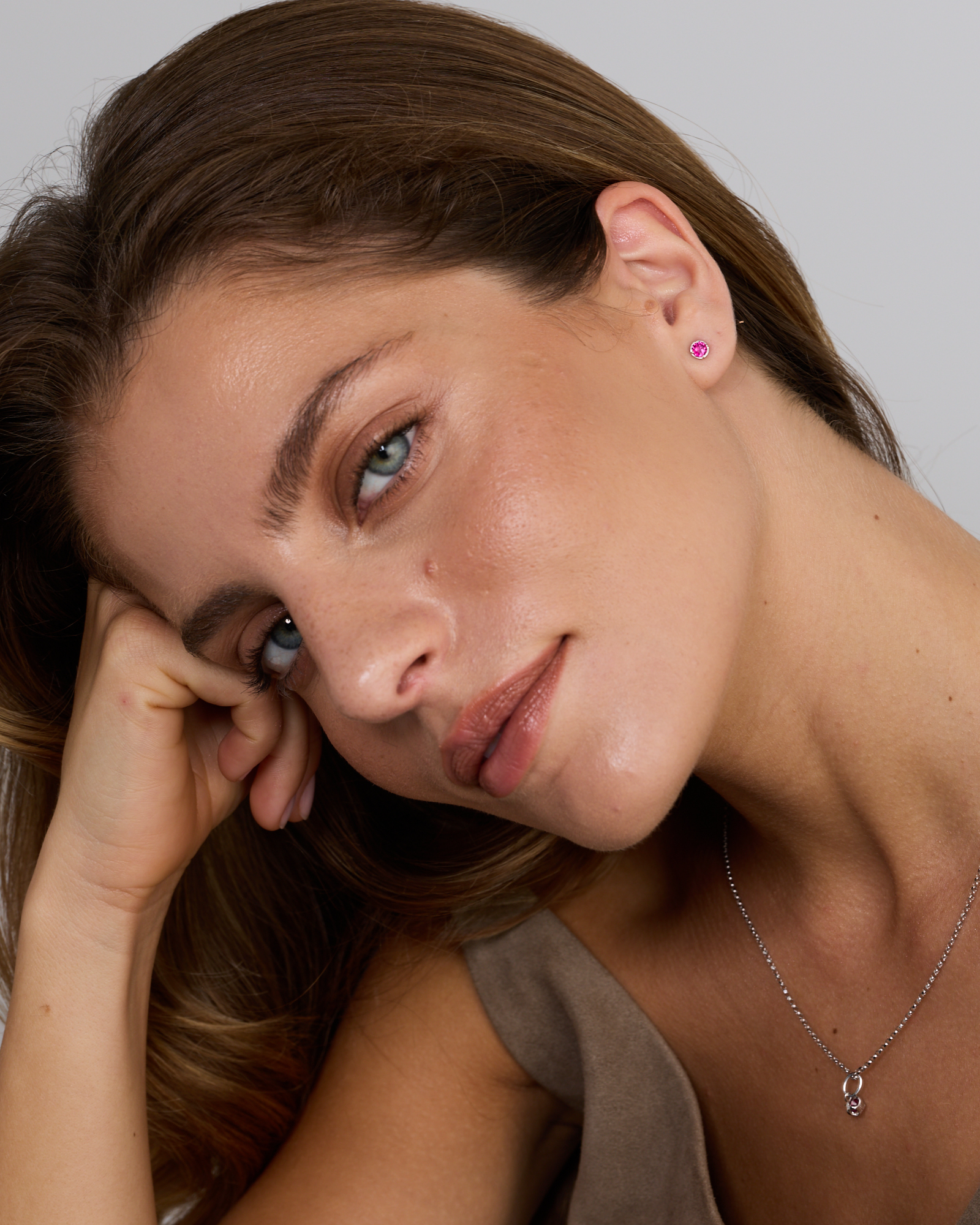 Boucles d’oreilles rubis créées rond en argent sterling