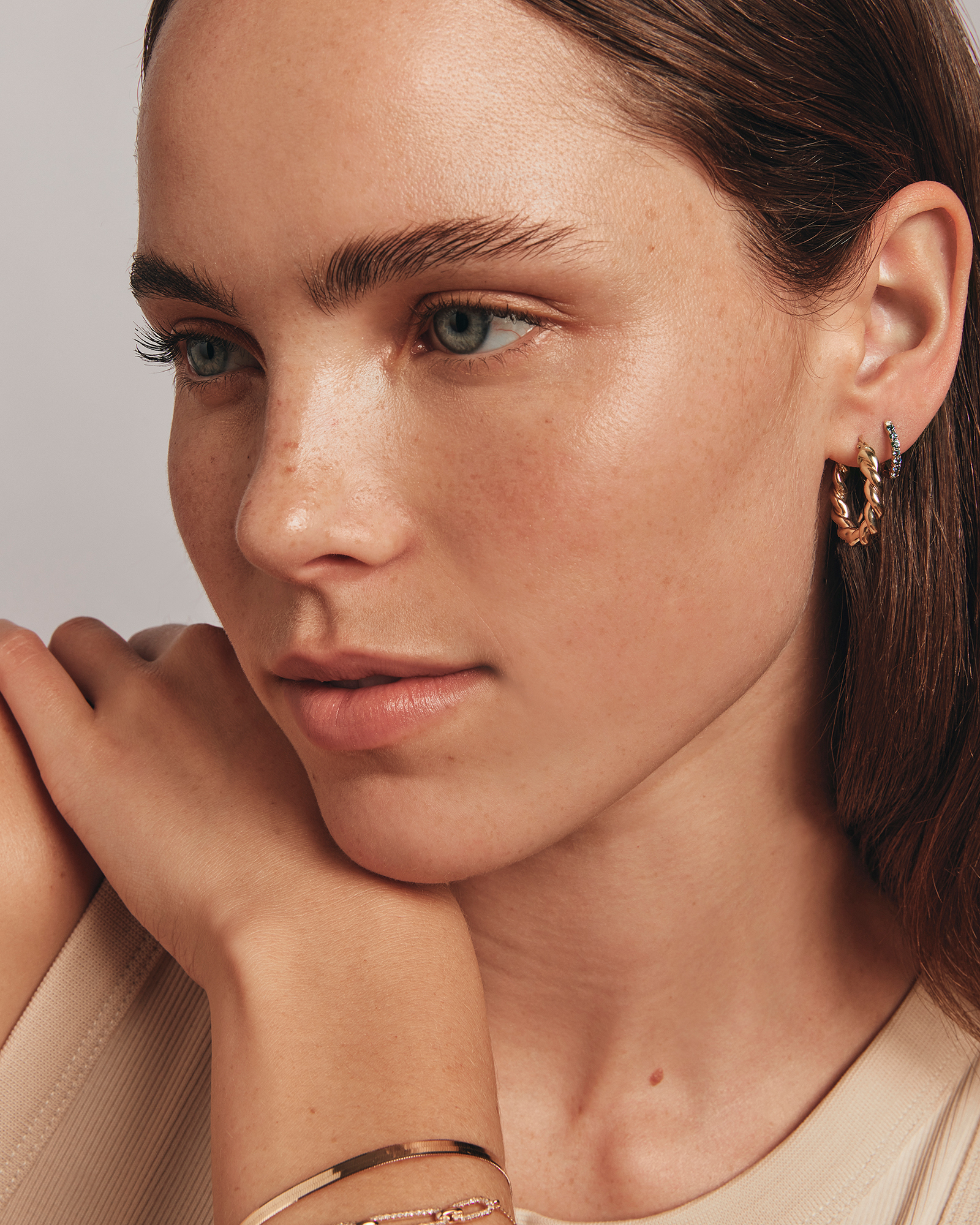 Créoles à topaze bleu de Londres en or jaune 10 carats