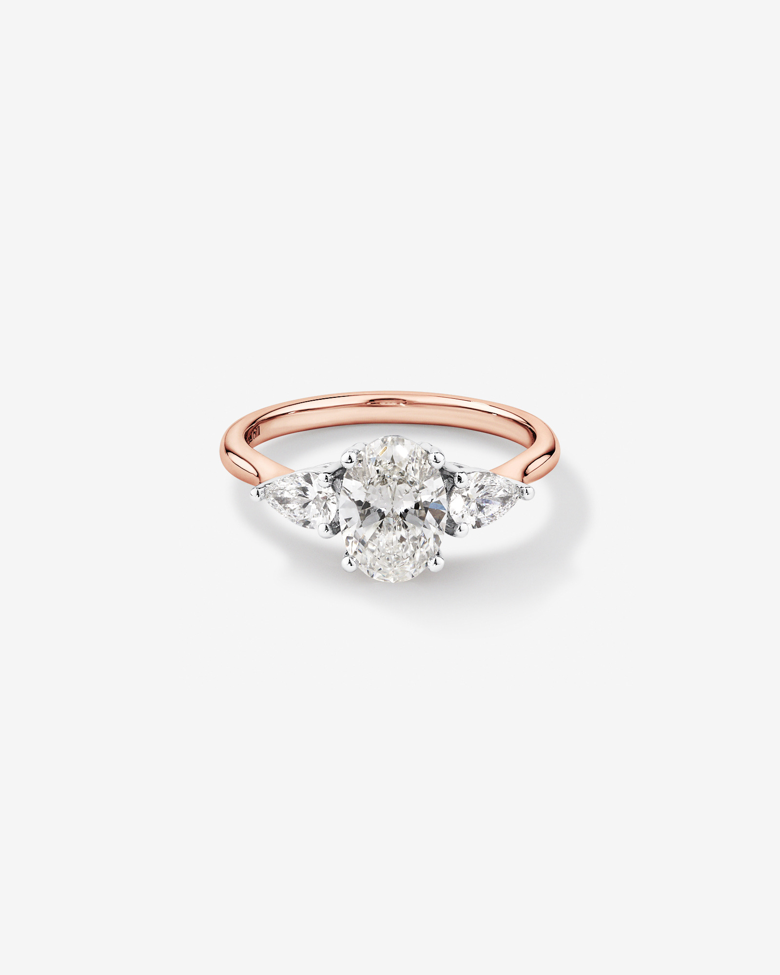 Bague de fiançailles en diamant de laboratoire TW de 1,65 carat en forme de trois pierres ovale et en forme de poire en or rose et blanc 14 carats