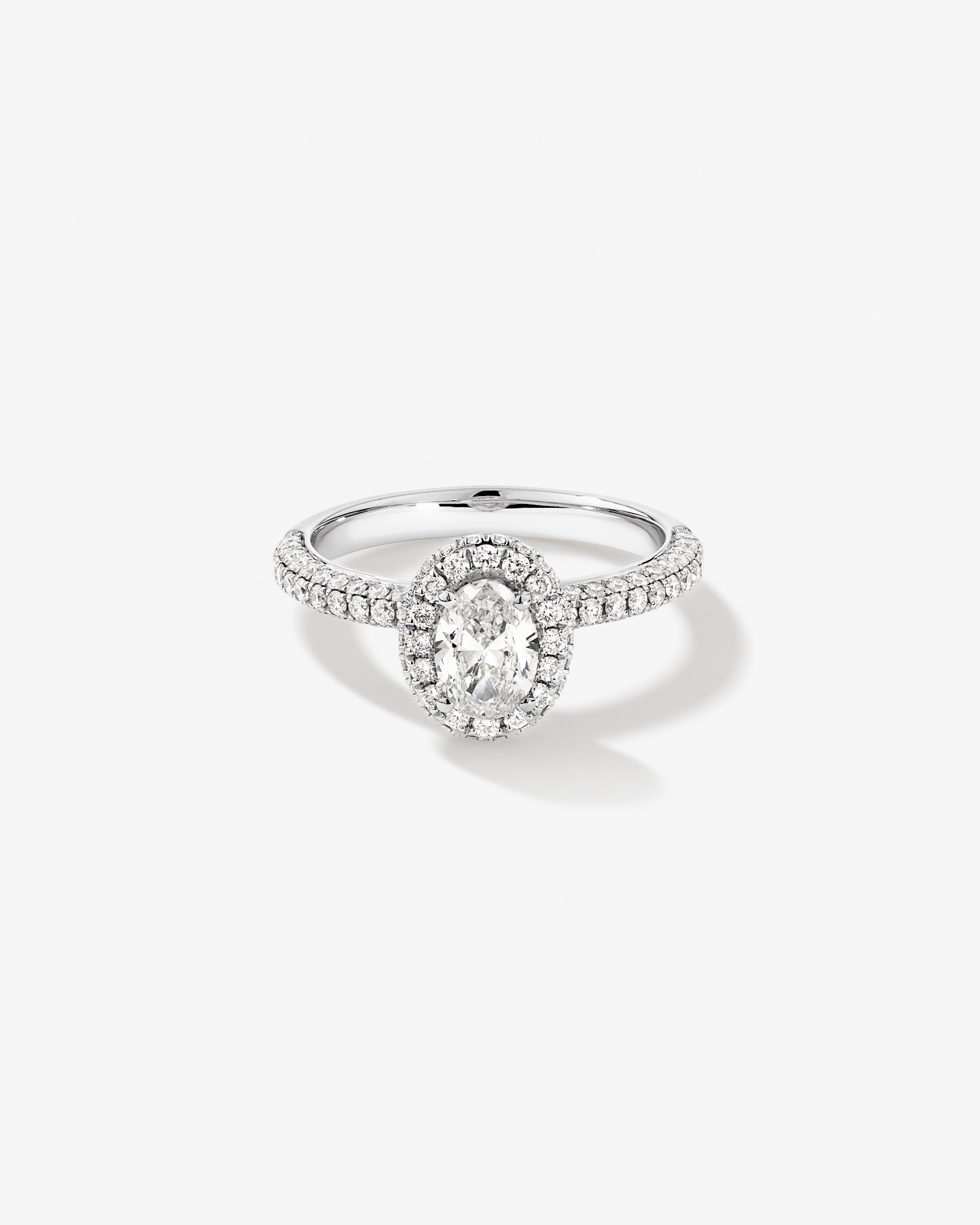 1,30 Carat Poids Total Bague De Fiançailles En Diamant Coupe Ovale Avec Pavé Et Halo, En Platine
